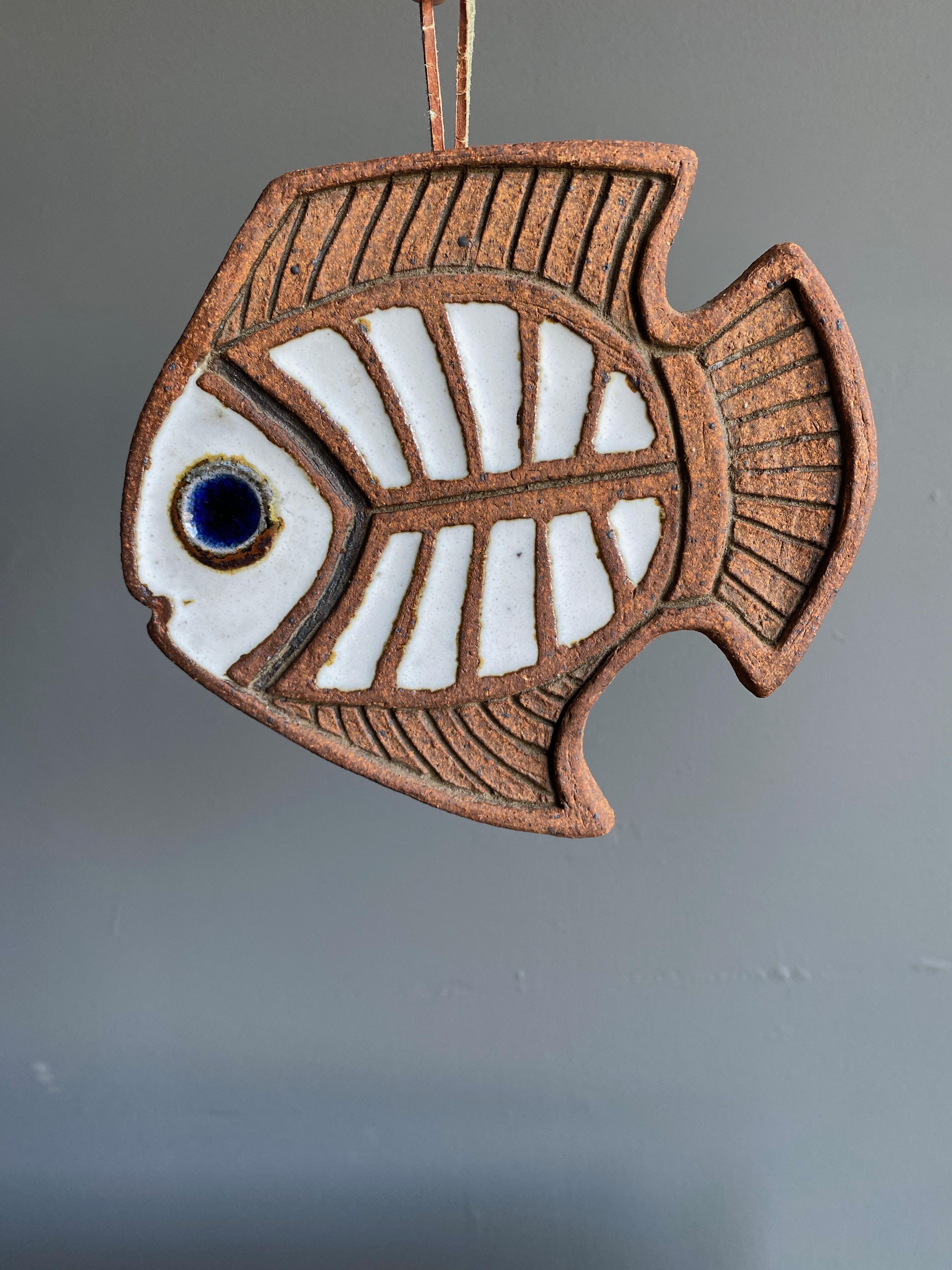 American Victoria Littlejohn Fish Ceramic Wall Plaque / Trivet, circa 1975 For Sale