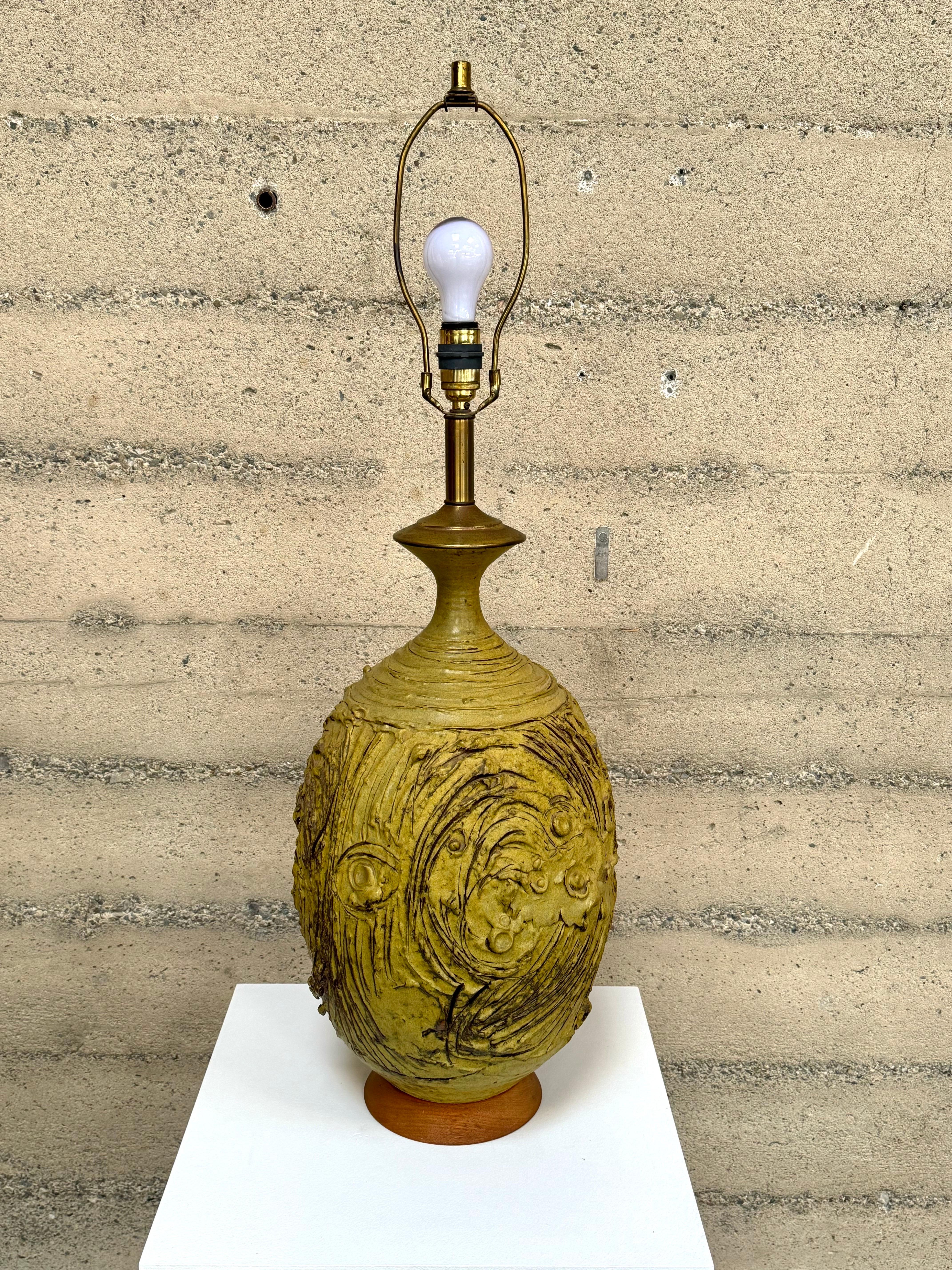 Viktorianische KleinJohn Studio Keramik-Tischlampe (Leinen) im Angebot