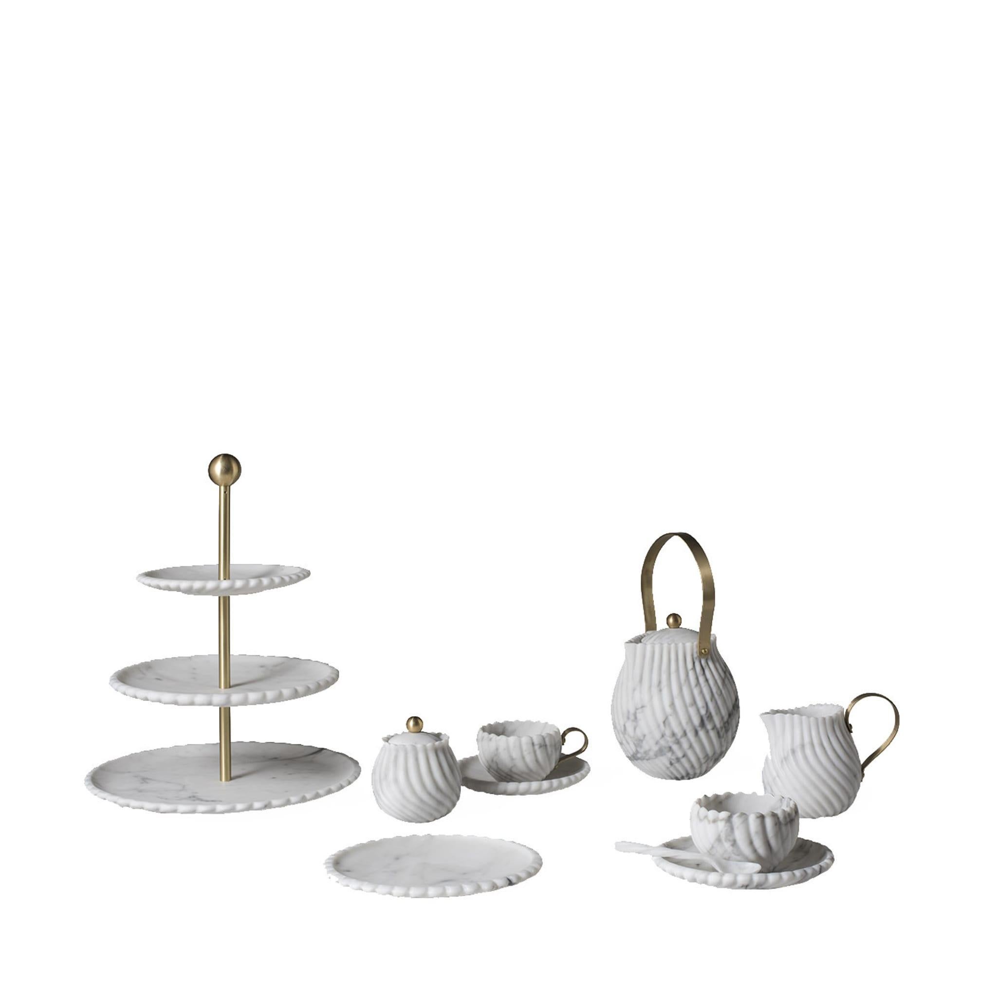 This classic item belonging to the British afternoon tea tradition is reinterpreted in an Italian way, thanks to the use of noble materials and a modern design. The curves of the jug are in Arabescato marble and their surface features striking
