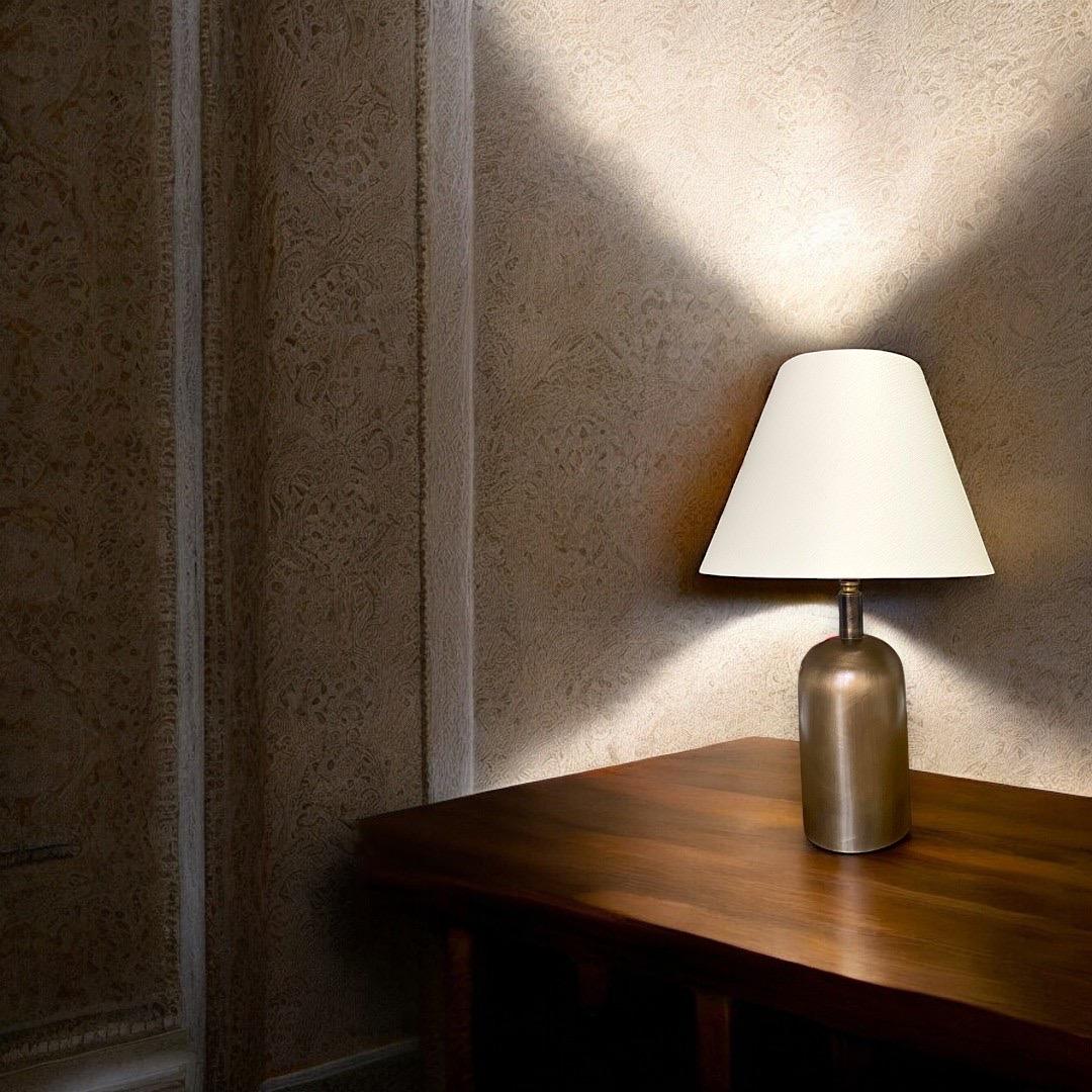 La lampada Victoria è un capolavoro senza tempo che fonde l'eleganza del passato con un tocco moderno. Ispirata alla grandezza dell'epoca vittoriana, questa lampada affascina con i suoi dettagli sobri ma sorprendenti. La base in rame aggiunge