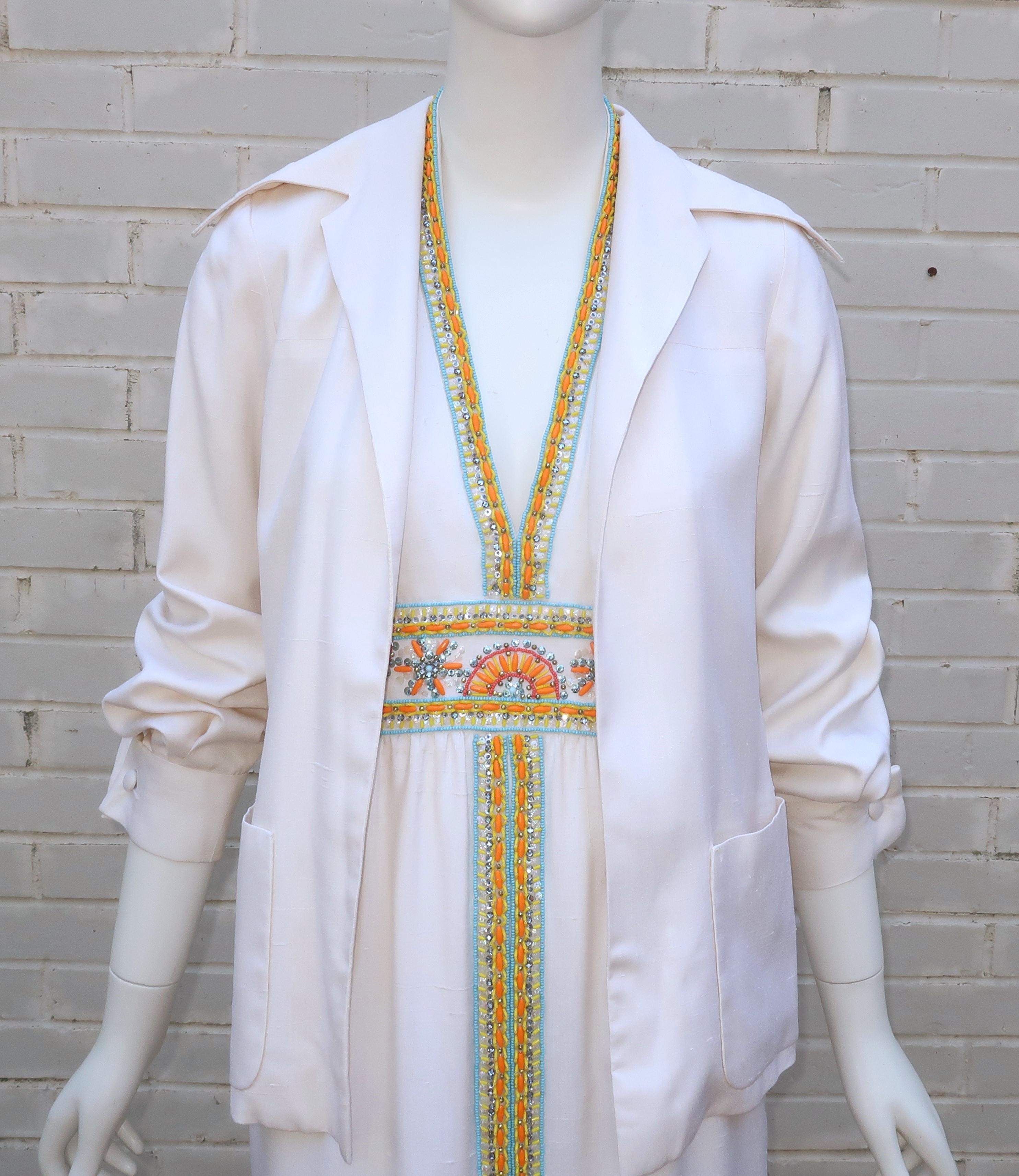 Cette robe dos nu Victoria Royal des années 1960 et sa veste coordonnée donnent une merveilleuse impression de Palm Beach.  Les deux pièces sont créées dans une soie dupioni blanc ivoire.  La robe est savamment ornée de perles et de paillettes