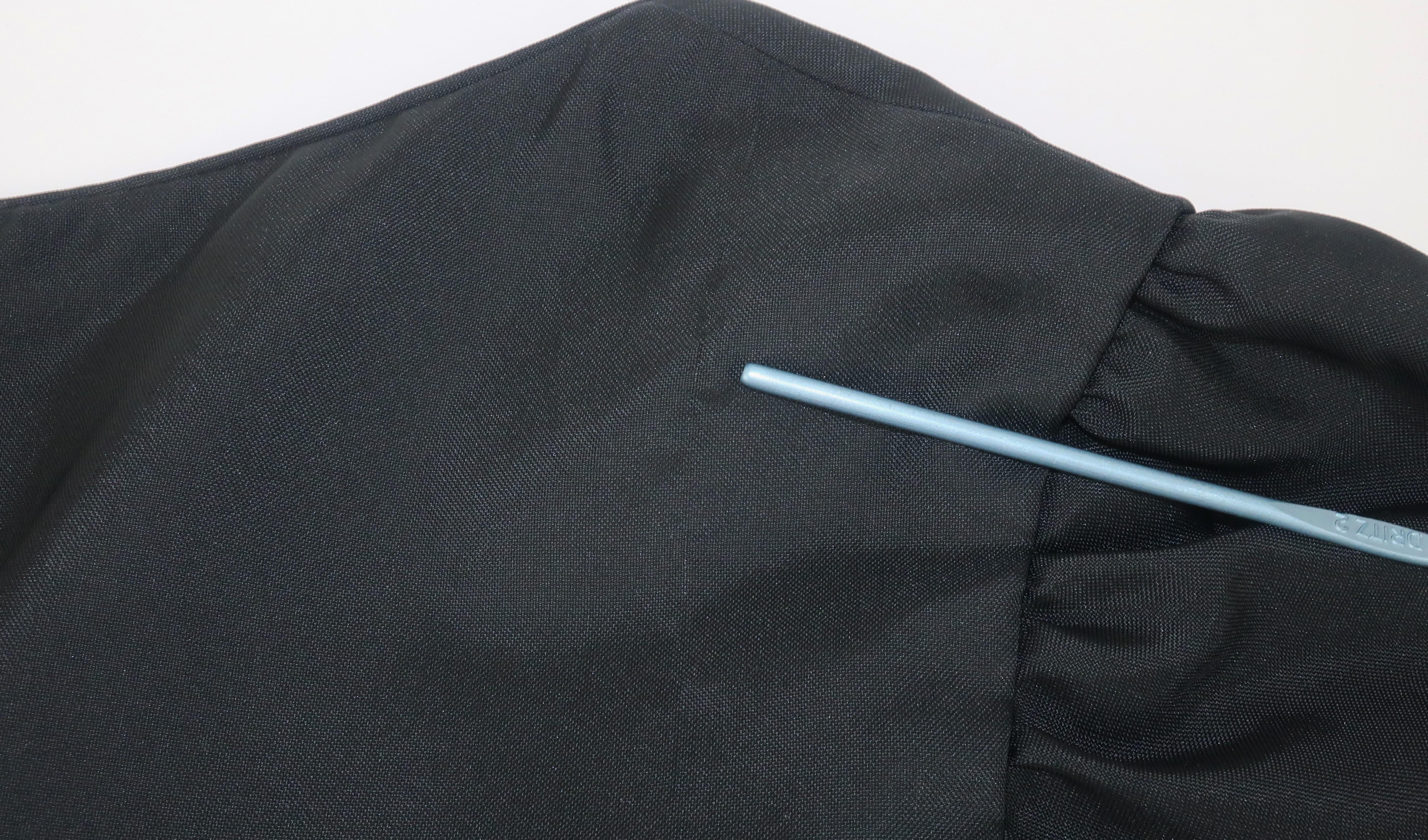 Victoria Royal - Robe longue rayée en taffetas noir perlé, années 1970 en vente 5