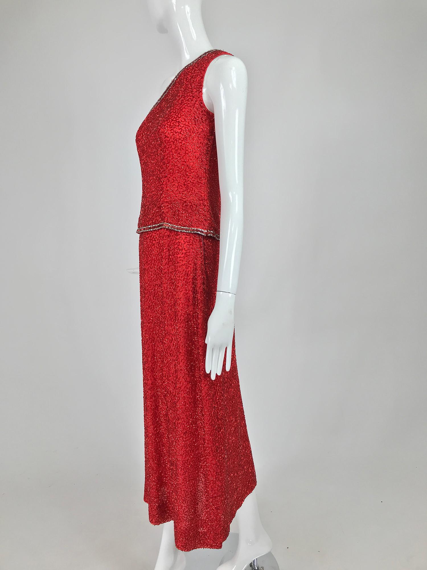 Victoria Royal feuerwehrrotes, perlenbesetztes, zweiteiliges, einschulteriges Abendkleid aus den 1960er Jahren. Dieses schöne Set ist mit roten Glasrohrperlen in einem interessanten Design versehen. Das schulterfreie Oberteil ist am Hals und am Saum