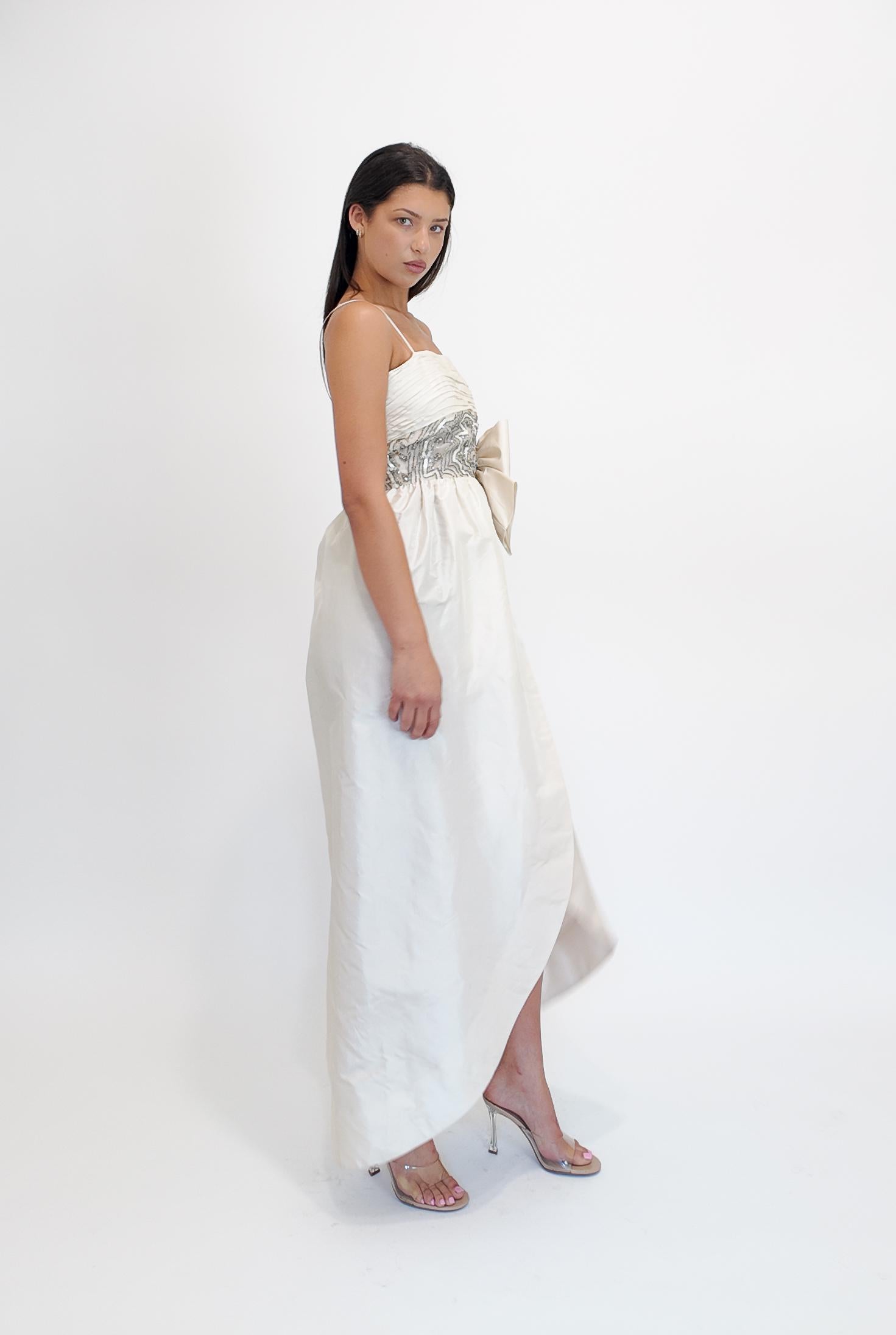 Victoria Royal Elfenbein Tulpe Stil Perlen Mieder Kleid mit Schleife Detail (Beige) im Angebot