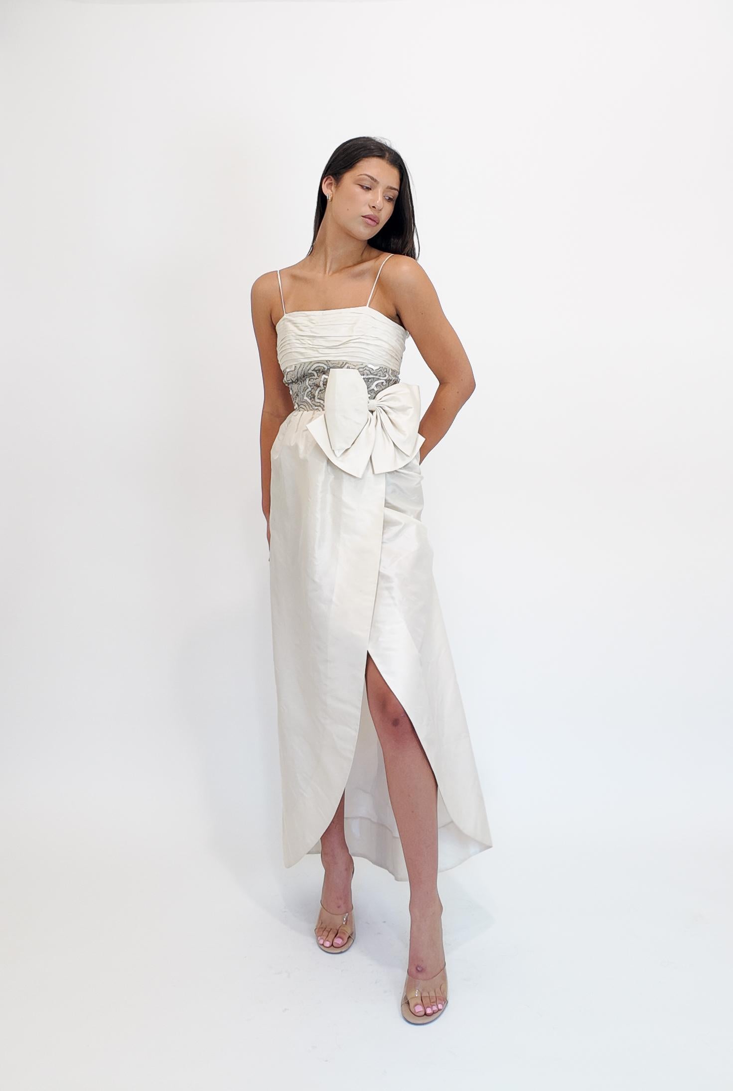 Victoria Royal Elfenbein Tulpe Stil Perlen Mieder Kleid mit Schleife Detail Damen im Angebot