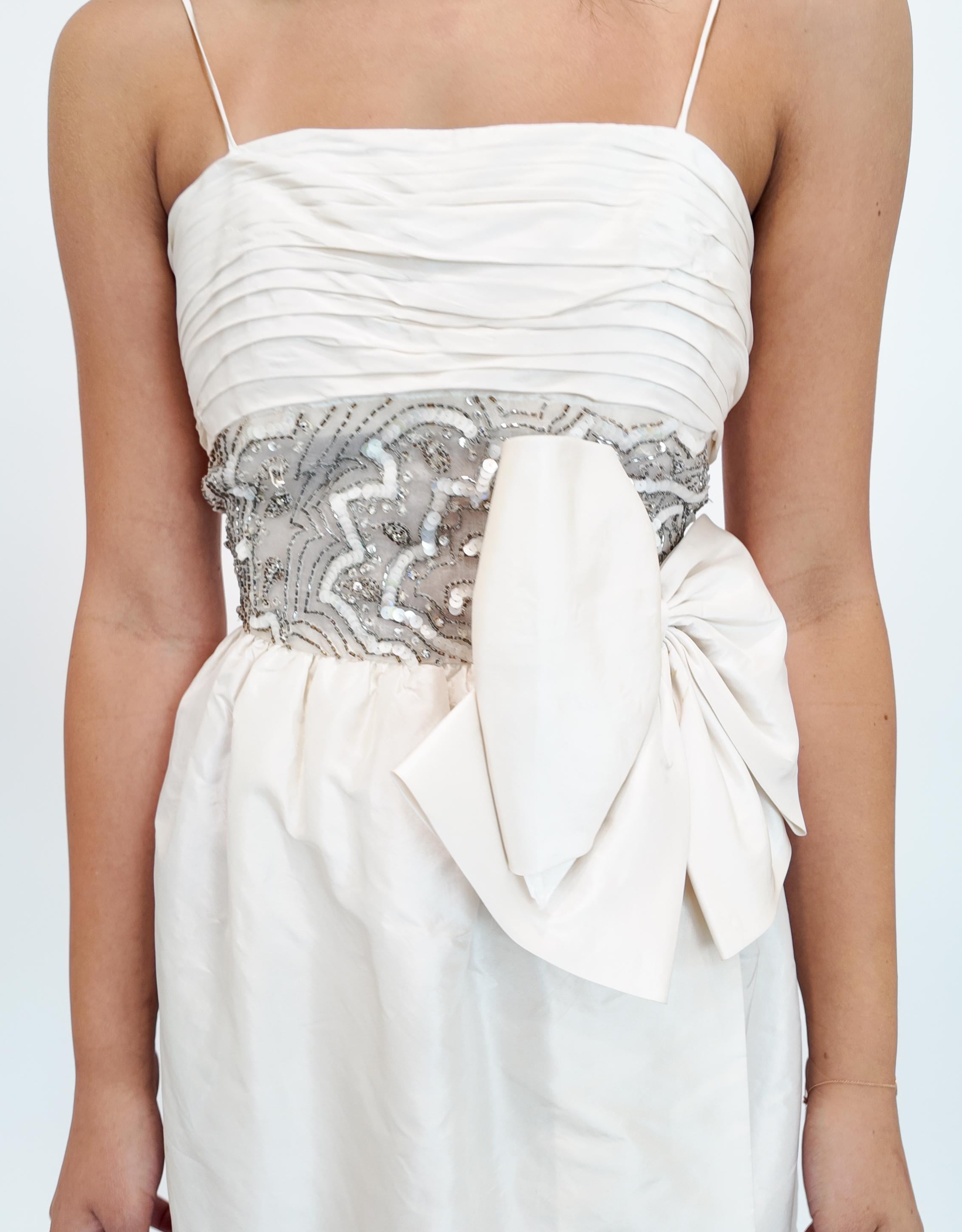 Victoria Royal Elfenbein Tulpe Stil Perlen Mieder Kleid mit Schleife Detail im Angebot 2