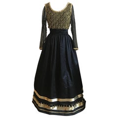Victoria Royal Vintage Black and Gold Embellished Beaded Tassel Gown Long Sleeve (robe à manches longues avec glands et perles)