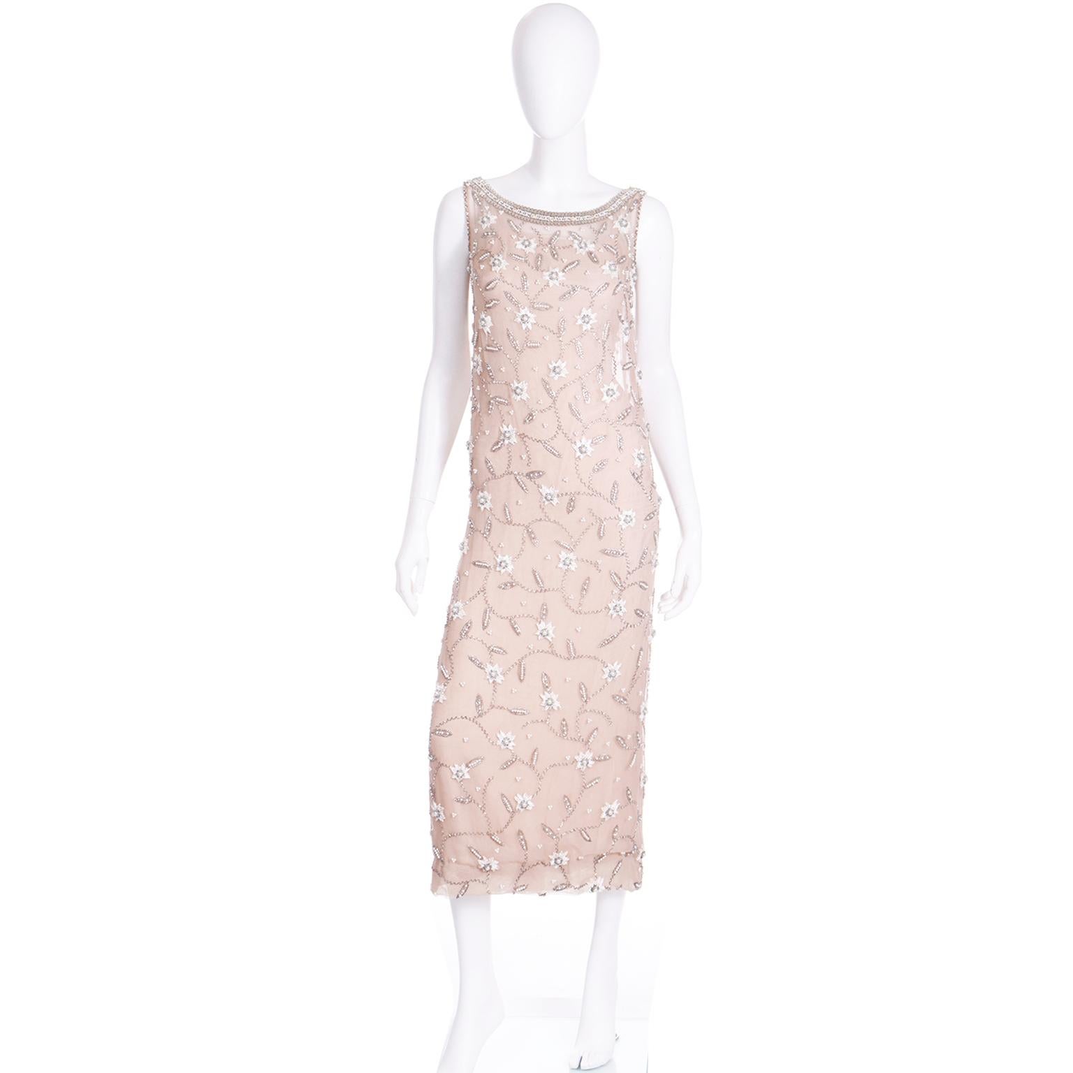 Dieses elegante Abendkleid wurde in den 1970er Jahren von Victoria Royal entworfen und bei Robinson's in Kalifornien verkauft. Die äußere Schicht des Kleides besteht aus einem feinen, champagnerfarbenen Netzstoff, der mit Perlen, Stickereien,