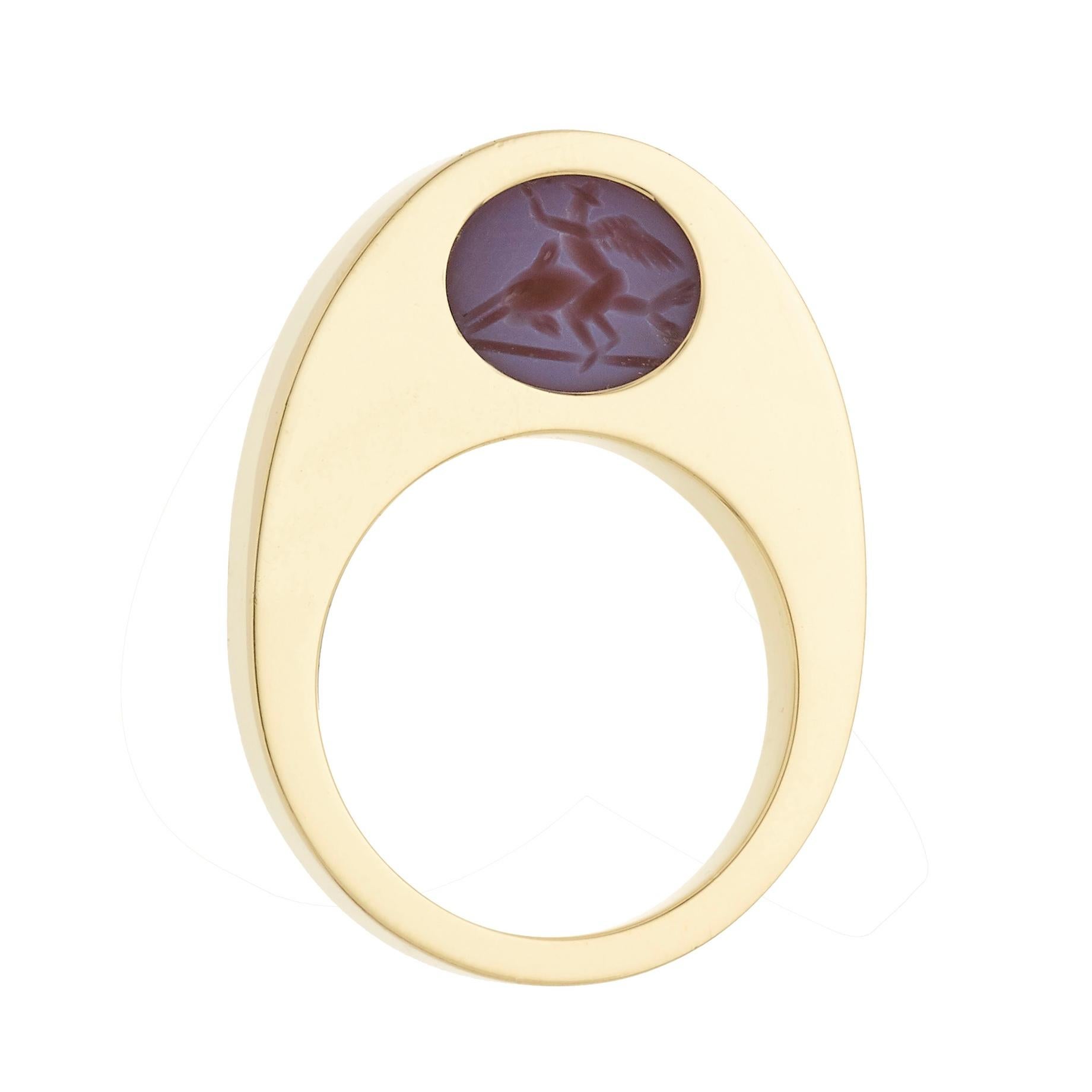 Victoria Strigini (b. 1991) 

An elegant contemporary 18k yellow gold ring, featuring a 2nd- 3rd century AD Roman intaglio in agate, set in the designer's signature Oeuf au Plat mount: a strikingly pure, egg-shaped frame with a thick, squared bezel.