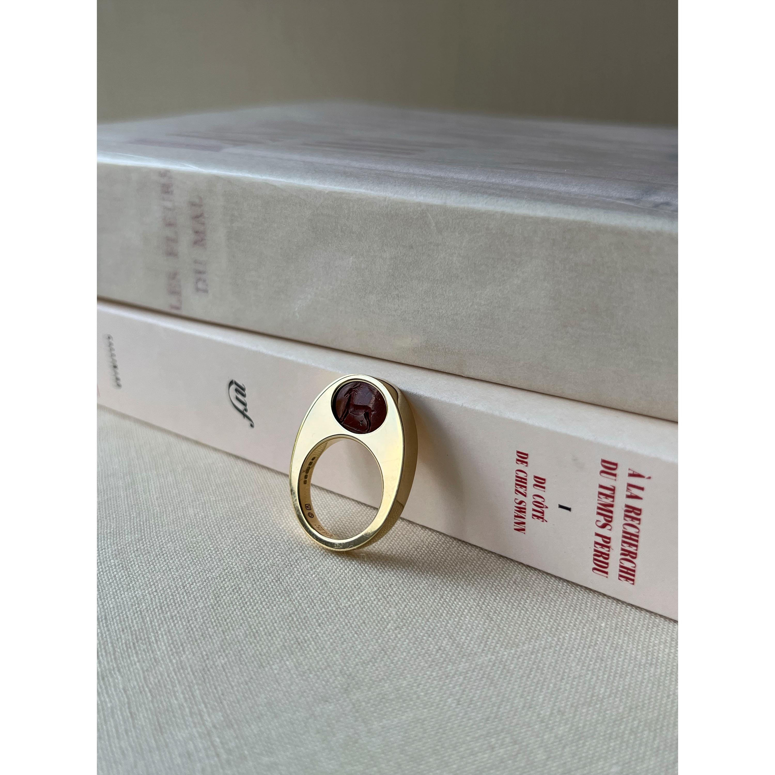 Women's or Men's Victoria Strigini: Ancient Roman Agate Intaglio in 18k Gold Oeuf au Plat Ring For Sale