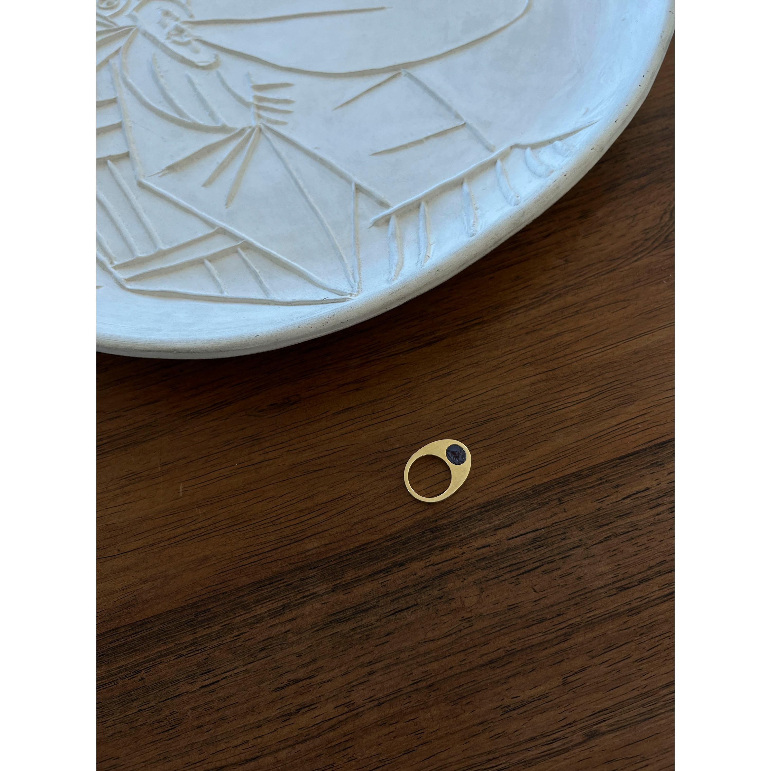 Victoria Strigini: Ancient Roman Agate Intaglio in 18k Gold Oeuf au Plat Ring For Sale 2