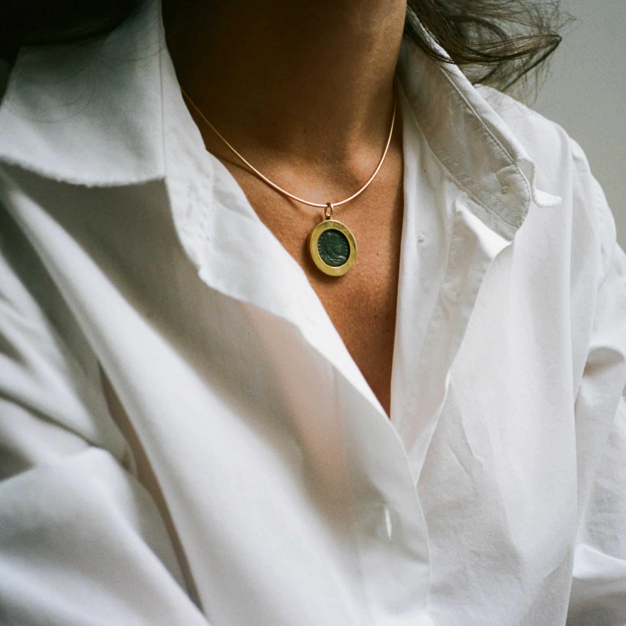 Romain classique Victoria Strigini : collier pendentif tranché en or 18 carats en vente