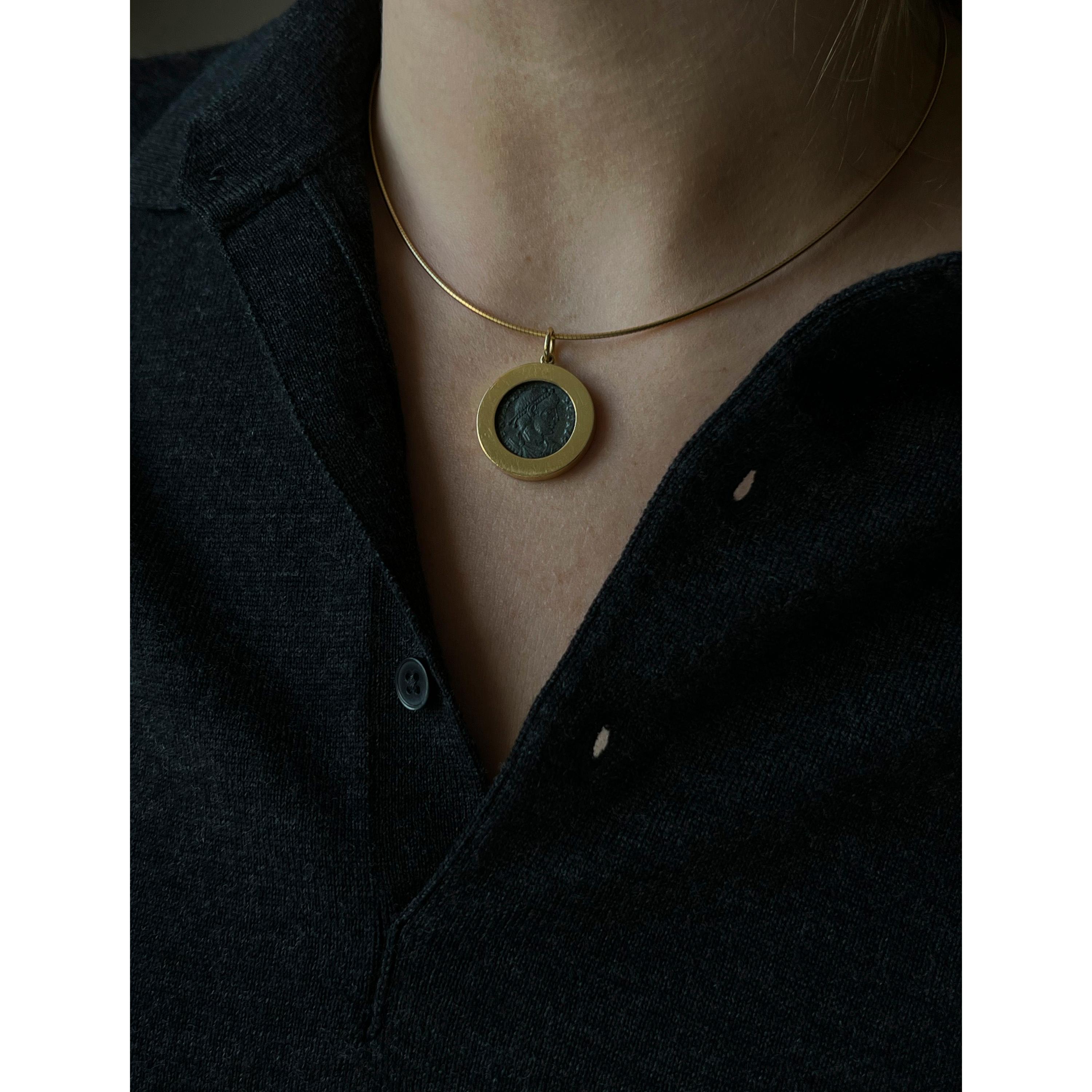 Victoria Strigini : collier pendentif tranché en or 18 carats Excellent état - En vente à New York, NY