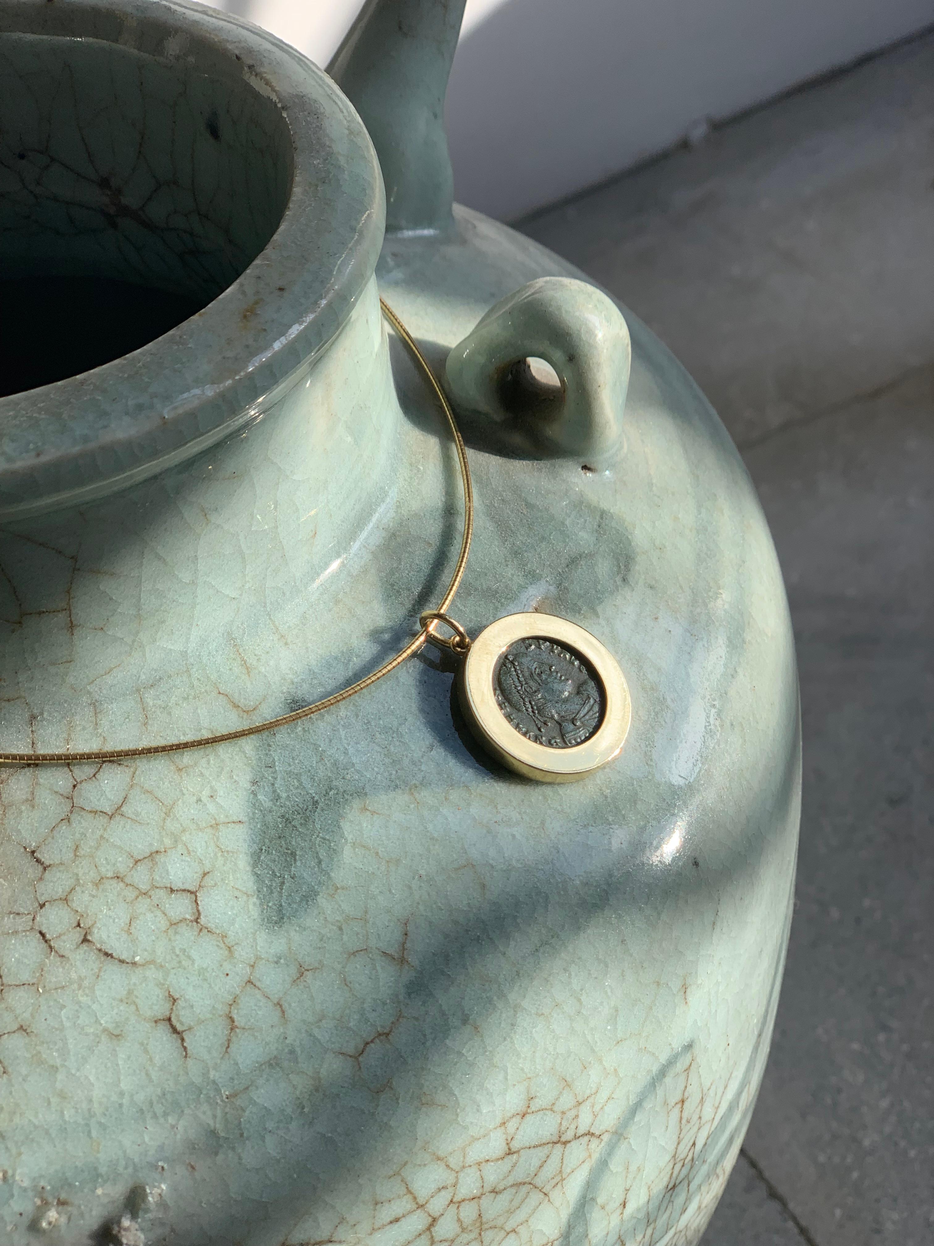 Victoria Strigini : collier pendentif tranché en or 18 carats Unisexe en vente