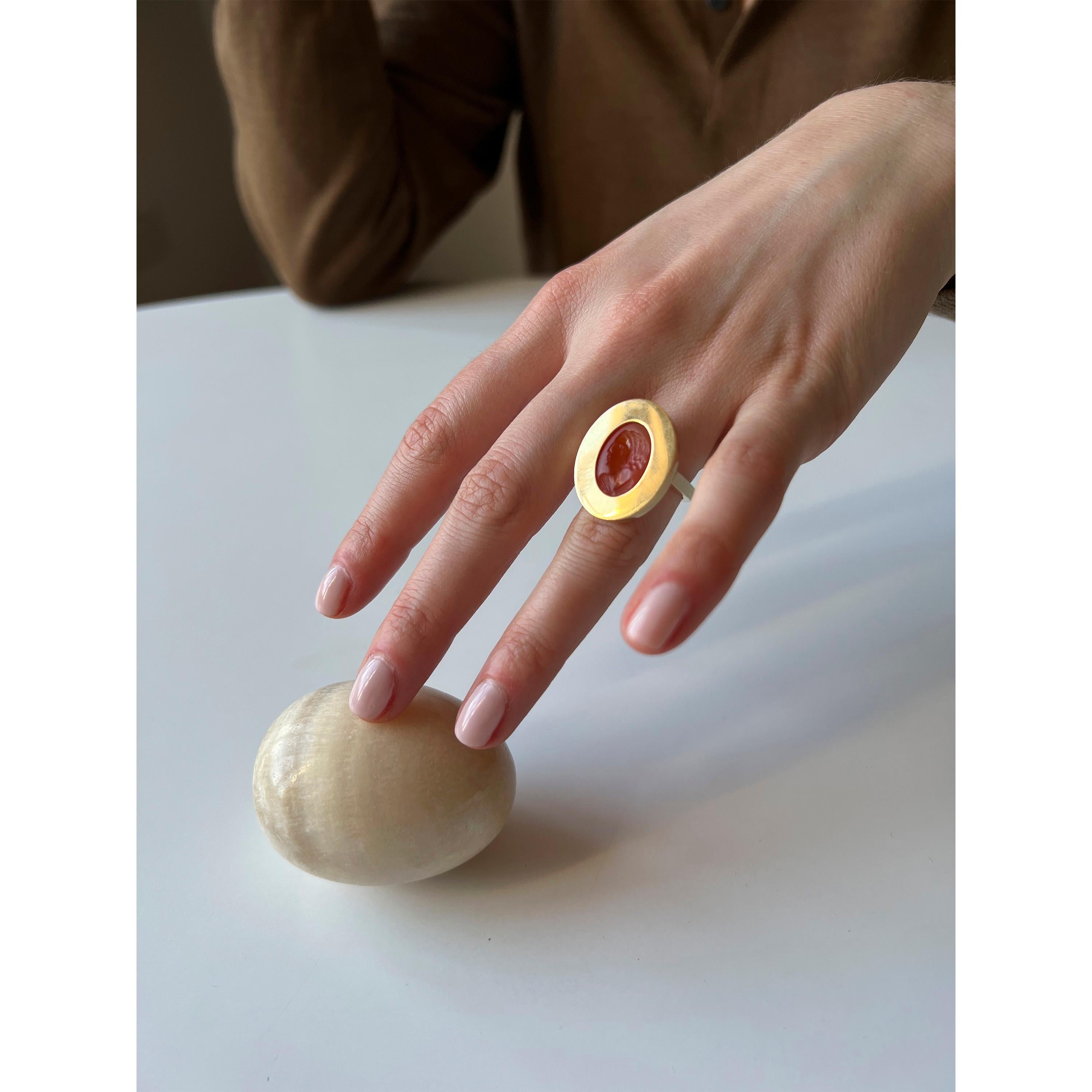 Victoria Strigini: Ancient Roman Floating Cabochon Ring in 18k Gold & Carnelian For Sale 2