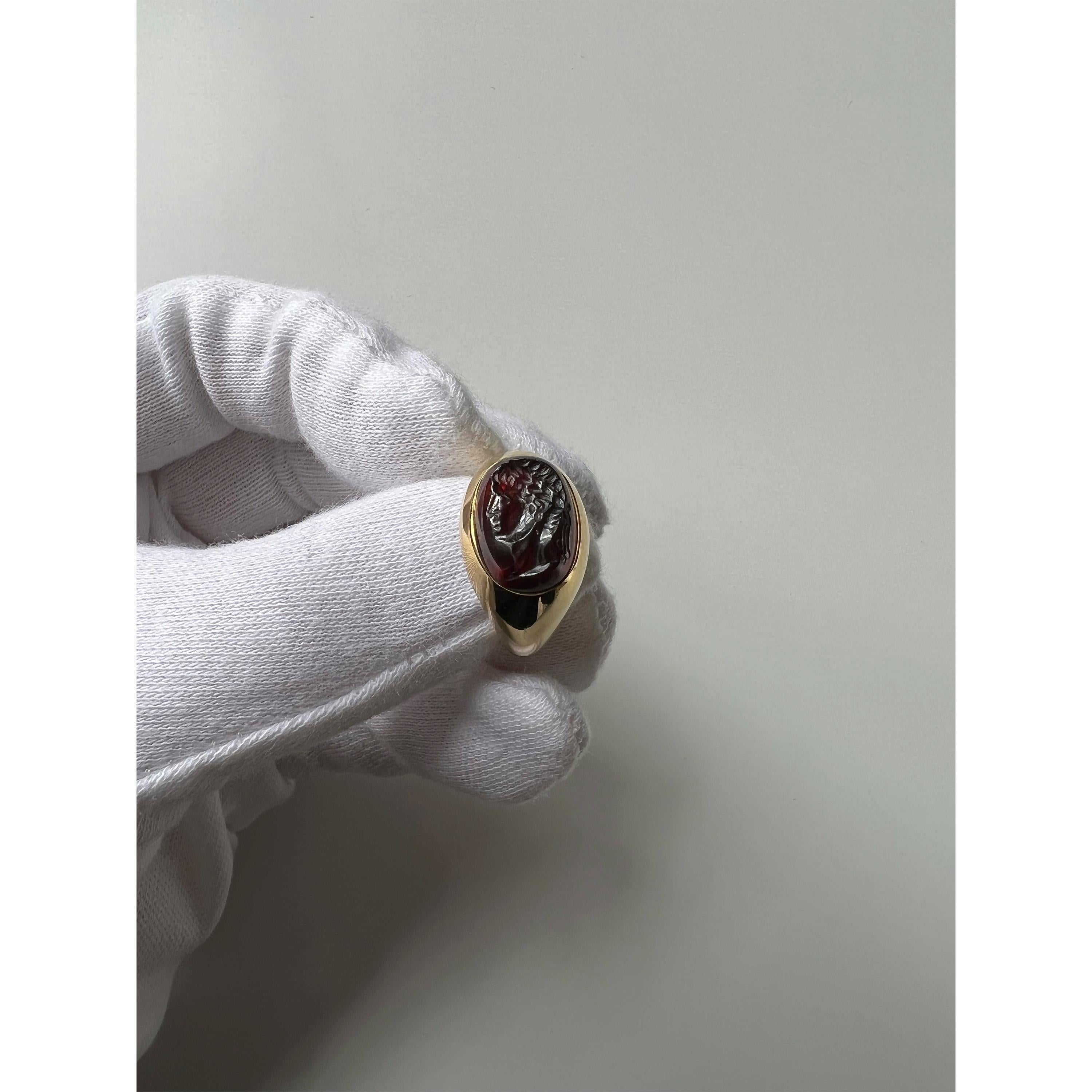 Victoria Strigini: Ancient Roman Garnet Intaglio in 18k Gold Chevalière Ring In Excellent Condition For Sale In New York, NY