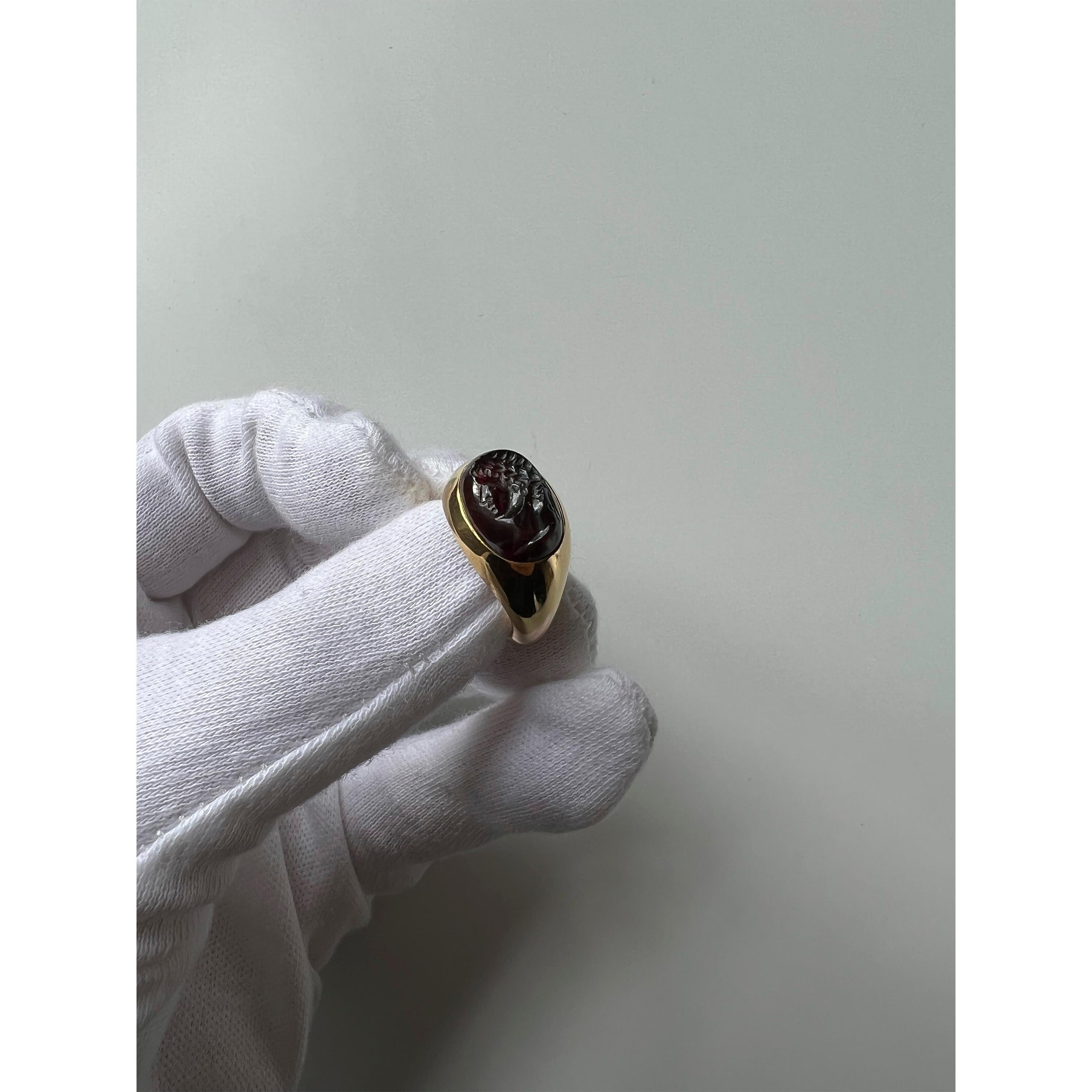 Victoria Strigini: Ancient Roman Garnet Intaglio in 18k Gold Chevalière Ring For Sale 1