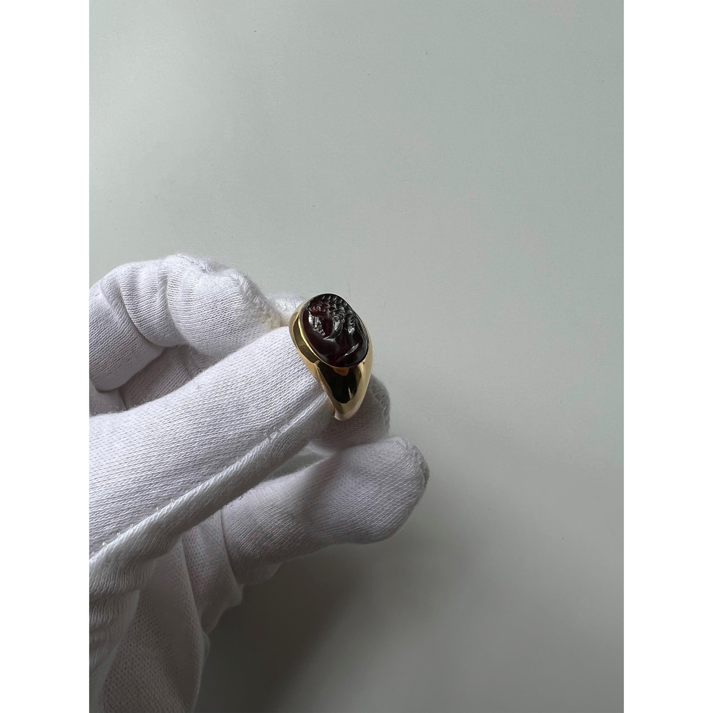 Cabochon Victoria Strigini: Ancient Roman Garnet Intaglio in 18k Gold Chevalière Ring For Sale