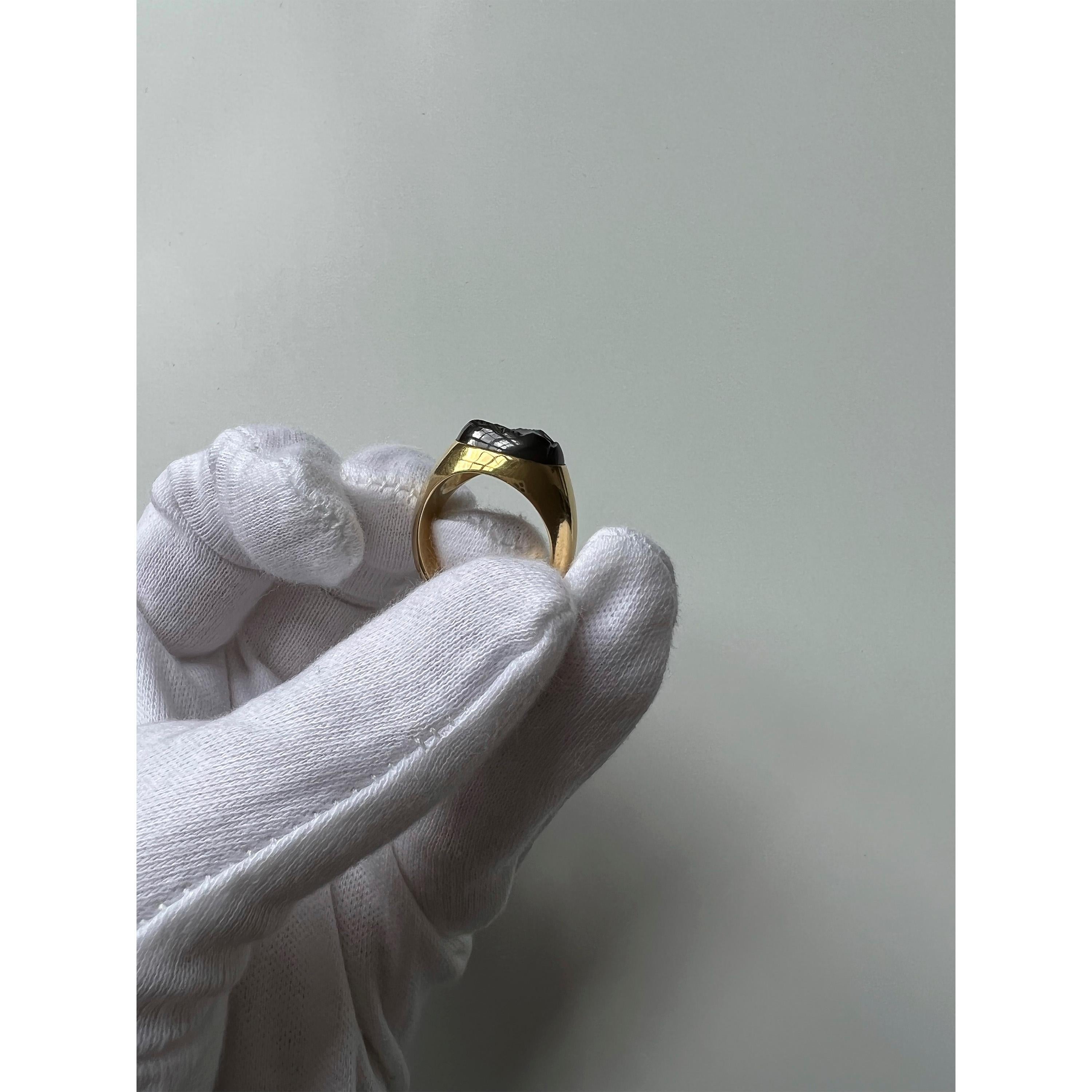 Victoria Strigini: Ancient Roman Garnet Intaglio in 18k Gold Chevalière Ring For Sale 2