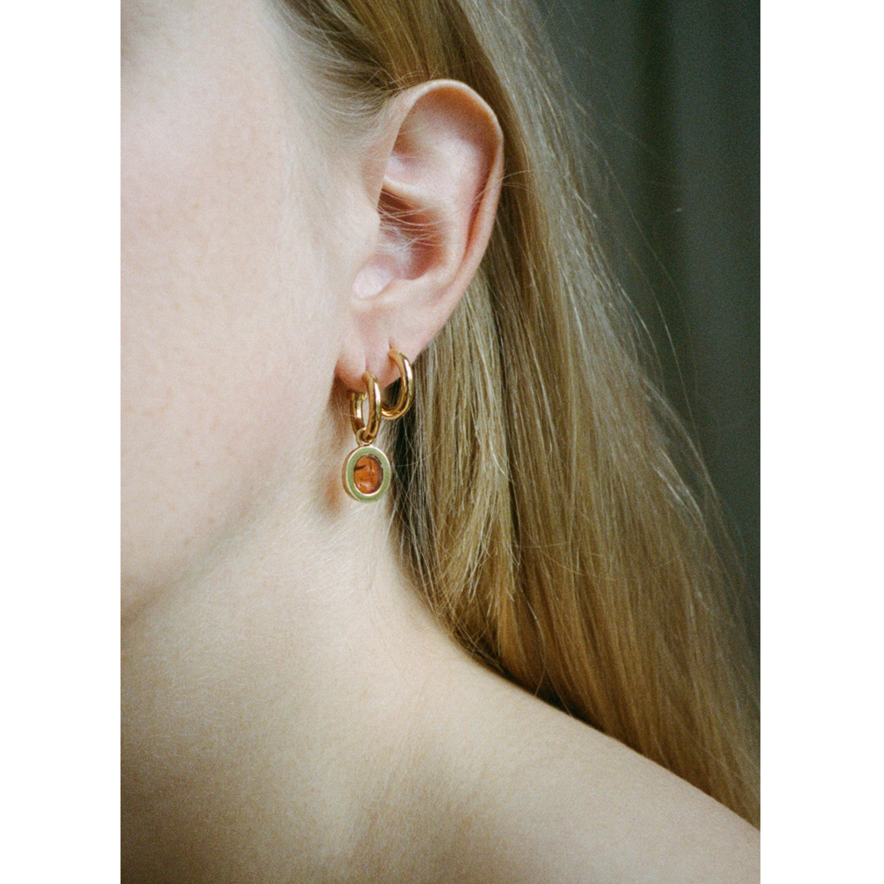 Victoria Strigini : anciennes boucles d'oreilles romaines en taille-douce en or 18 carats et cornaline Excellent état - En vente à New York, NY
