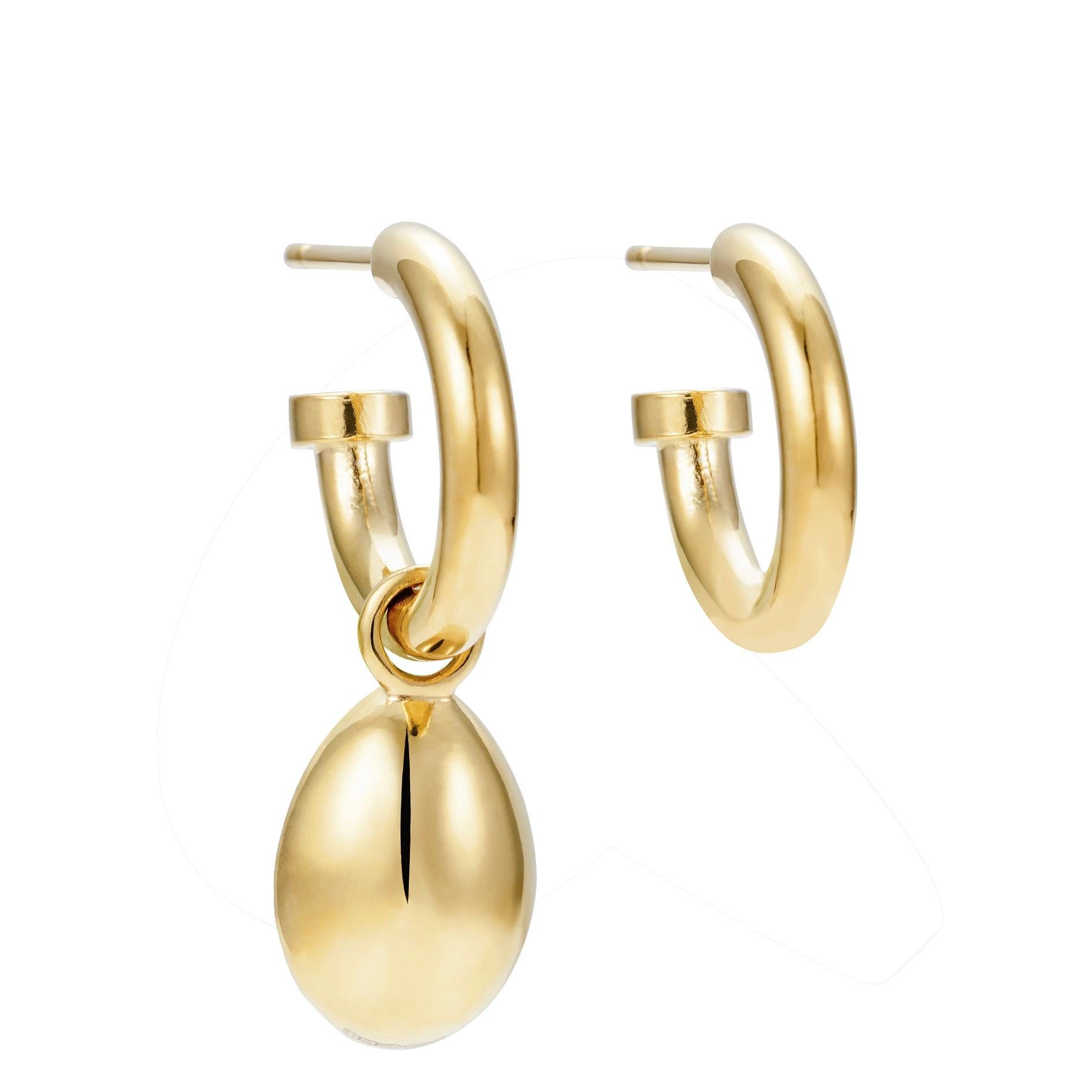 Victoria Strigini (b. 1991) 

A striking pair of contemporary 18k yellow gold hoop earrings, with a single charm featuring an ancient Roman intaglio from the 1st - 2nd century AD, in jasper. Two fish — the Pisces symbol — are gracefully incised in