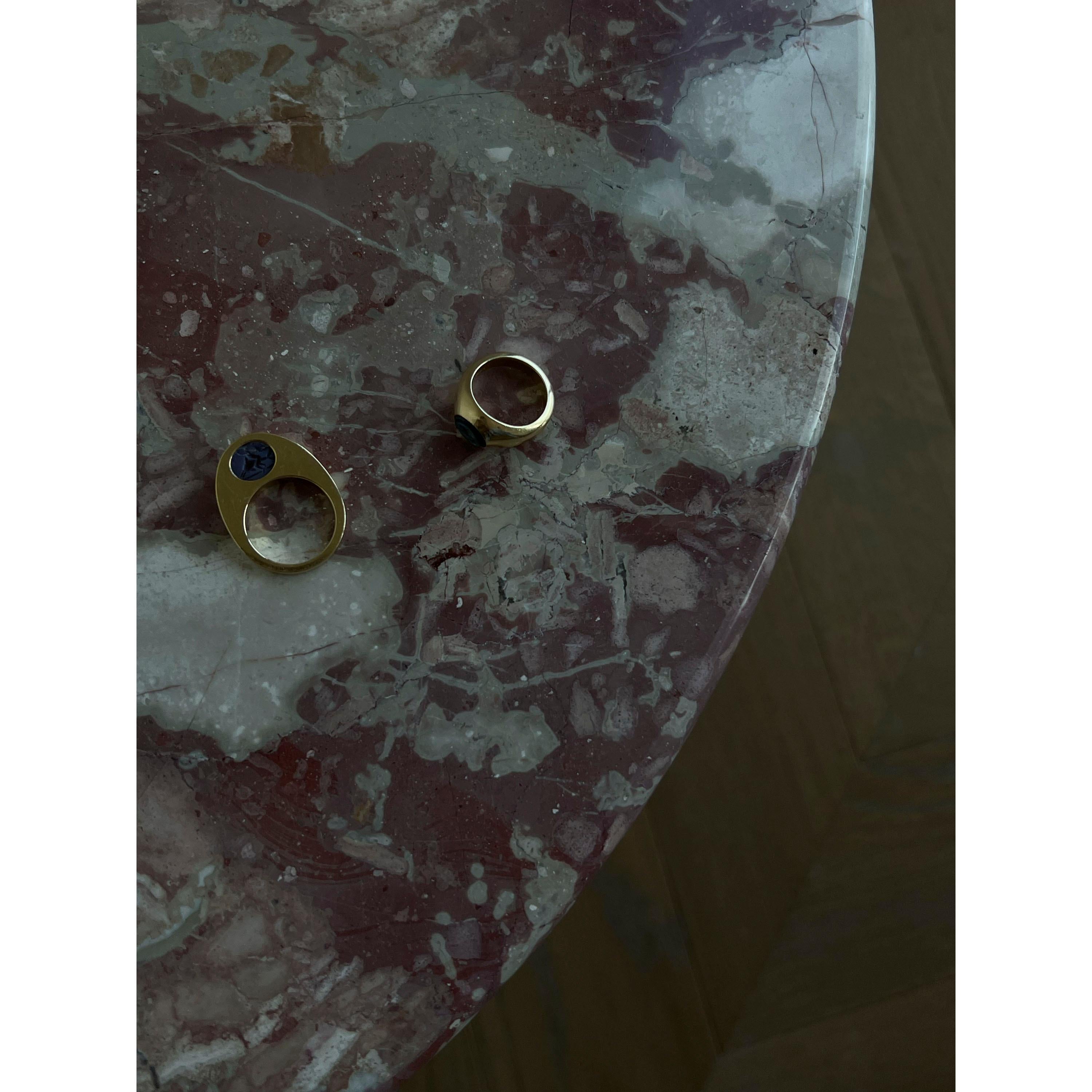 Victoria Strigini: Antiker römischer Löwe Chevalière Ring in 18k Gold und Achat  (Cabochon) im Angebot