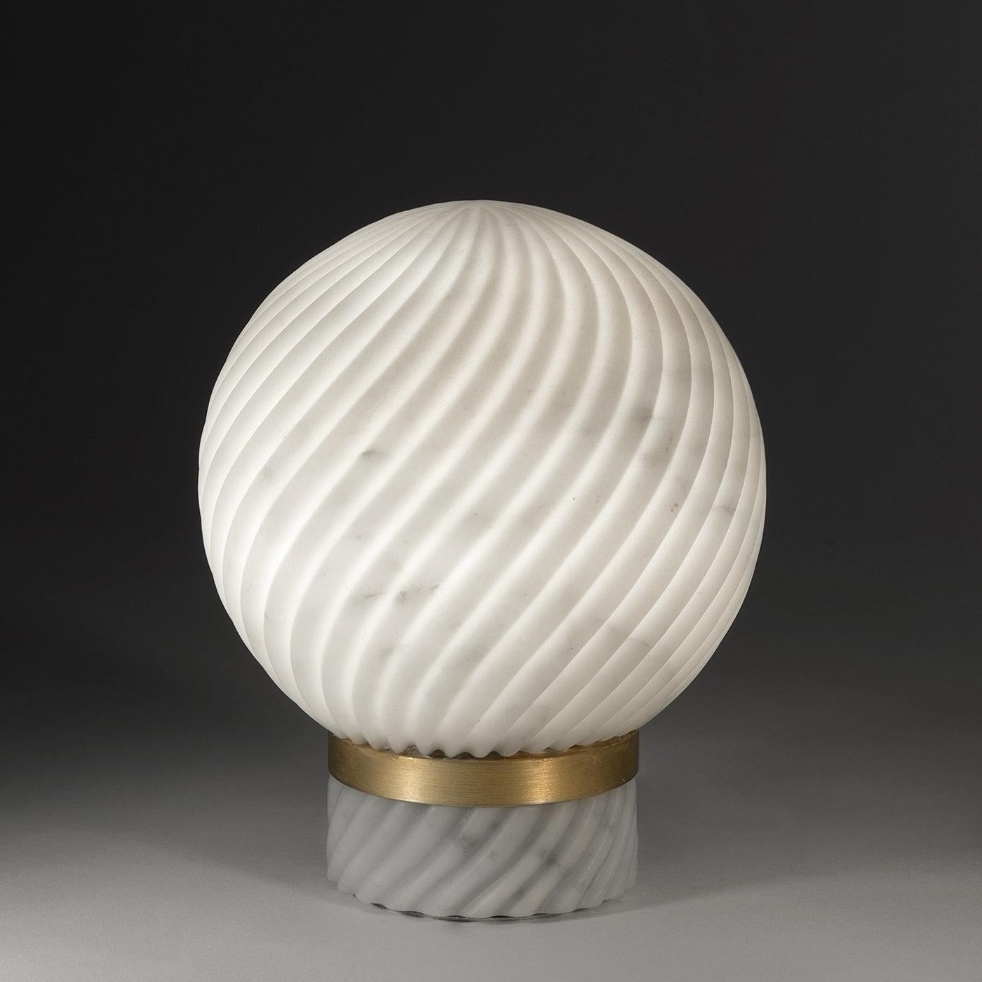 Diese raffinierte Tischleuchte der walisischen Designerin Bethan Gray wurde von Stücken aus dem Victoria & Albert Museum in London inspiriert und ist eine wunderbare Ergänzung für eine Eingangskonsole, einen Wohnzimmertisch oder ein Sideboard. Die