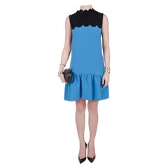 Blaues Kontrast-Kleid mit Wellenschliff und Volant von Victoria Beckham M