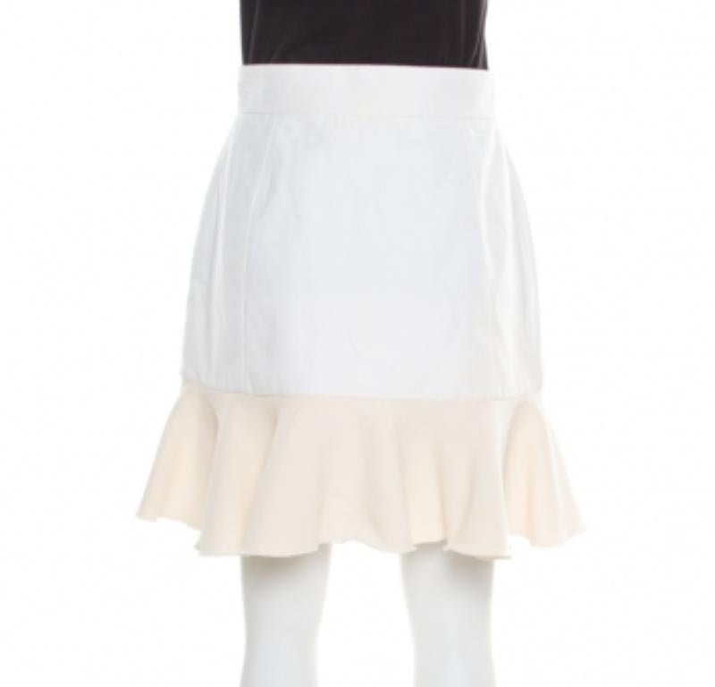 Gris Victoria Victoria Beckham Mini jupe à ourlet volanté en toile crème M. en vente