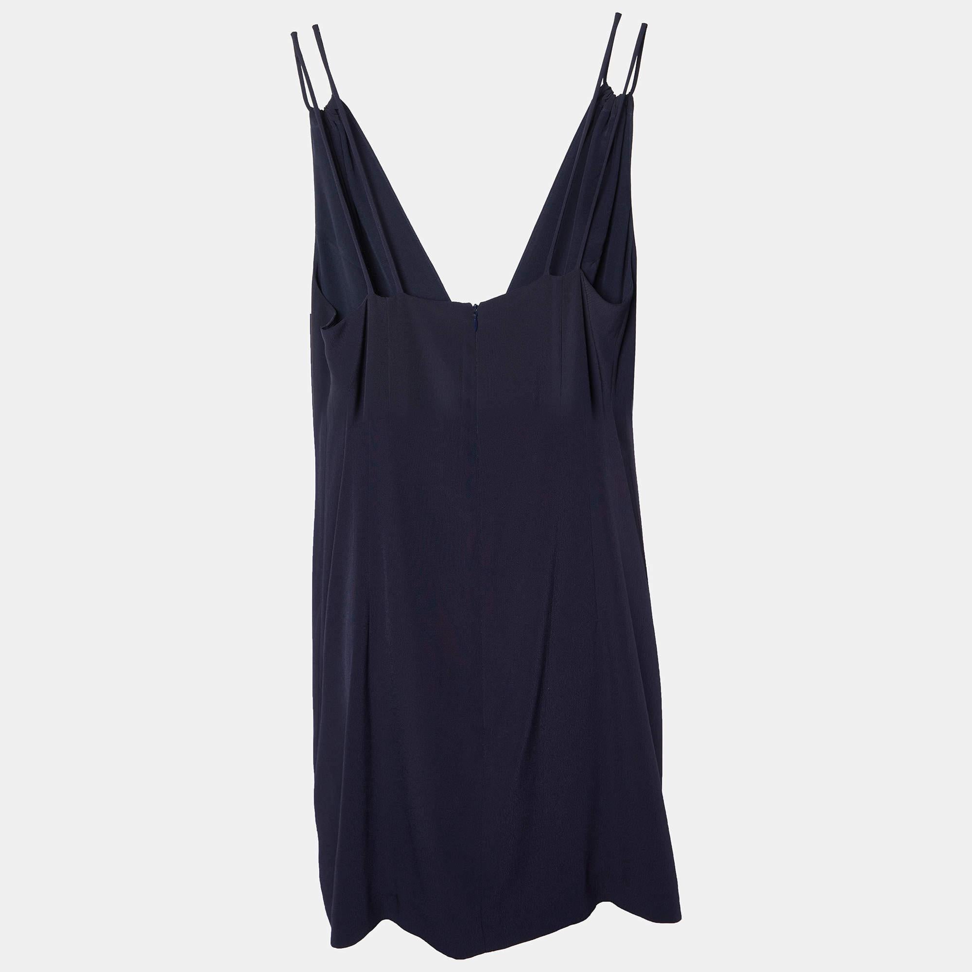 Cette robe de créateur de bonne facture est une célébration du design classique et du style durable. Une attention méticuleuse aux détails et des matériaux de première qualité garantissent le confort et une silhouette flatteuse. Son design classique