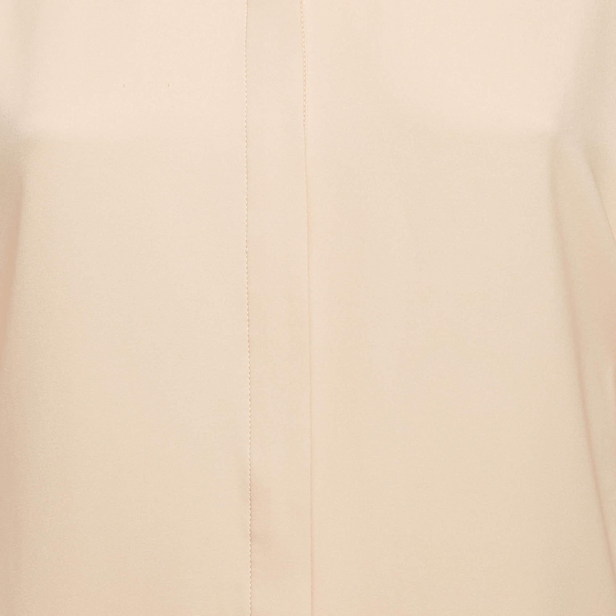 Eleva tu elegancia cotidiana con este precioso vestido. Impecablemente confeccionado para un gran ajuste, ofrece una comodidad excepcional con materiales de primera calidad. Versátil y atemporal, este vestido se adapta sin esfuerzo a cualquier