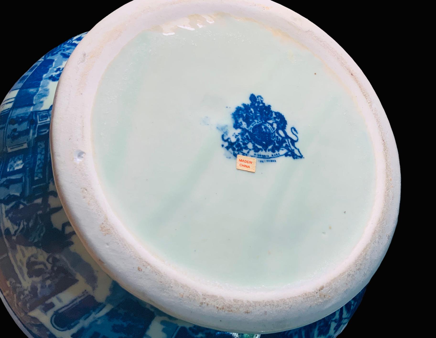 20ième siècle Grande jardinière / jardinière Victoria Ware en pierre de fer