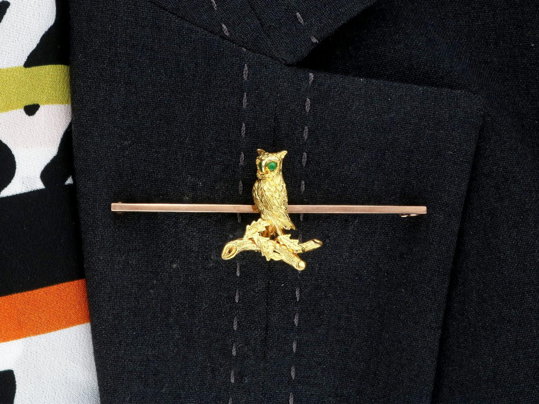 Victorian 0.06 Carat Emerald 15K Yellow Gold Owl Brooch For Sale 5