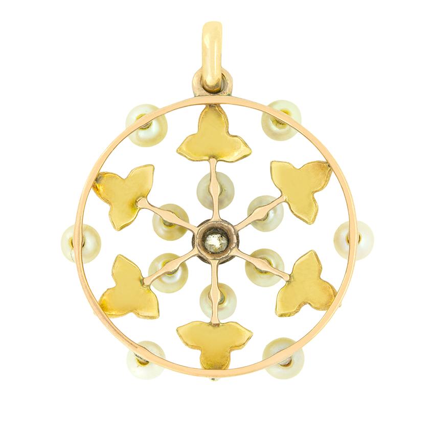 Taglio antico europeo Ciondolo vittoriano con diamante, perla e smalto da 0,10 carati, 1880 ca. in vendita
