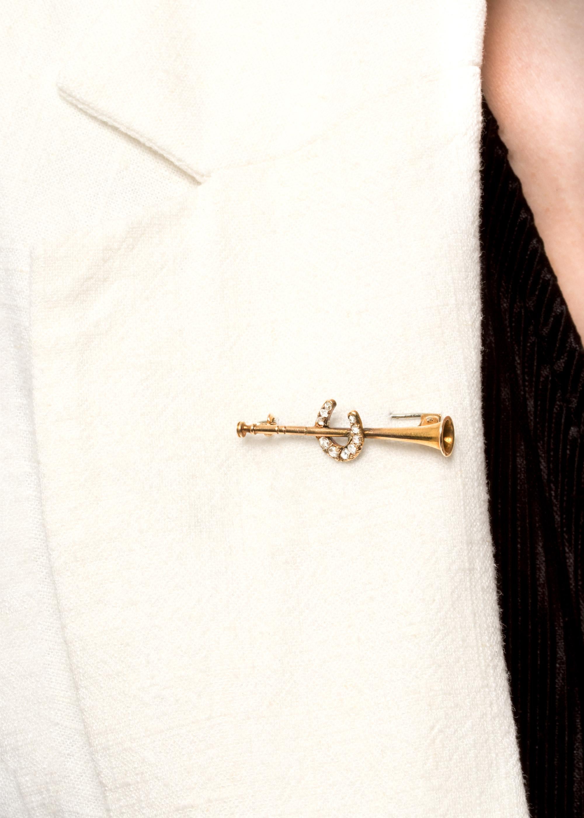 Victorian 0.14ct Diamond Horn and Horse Shoe Brooch, c.1880s In Good Condition For Sale In London, GB