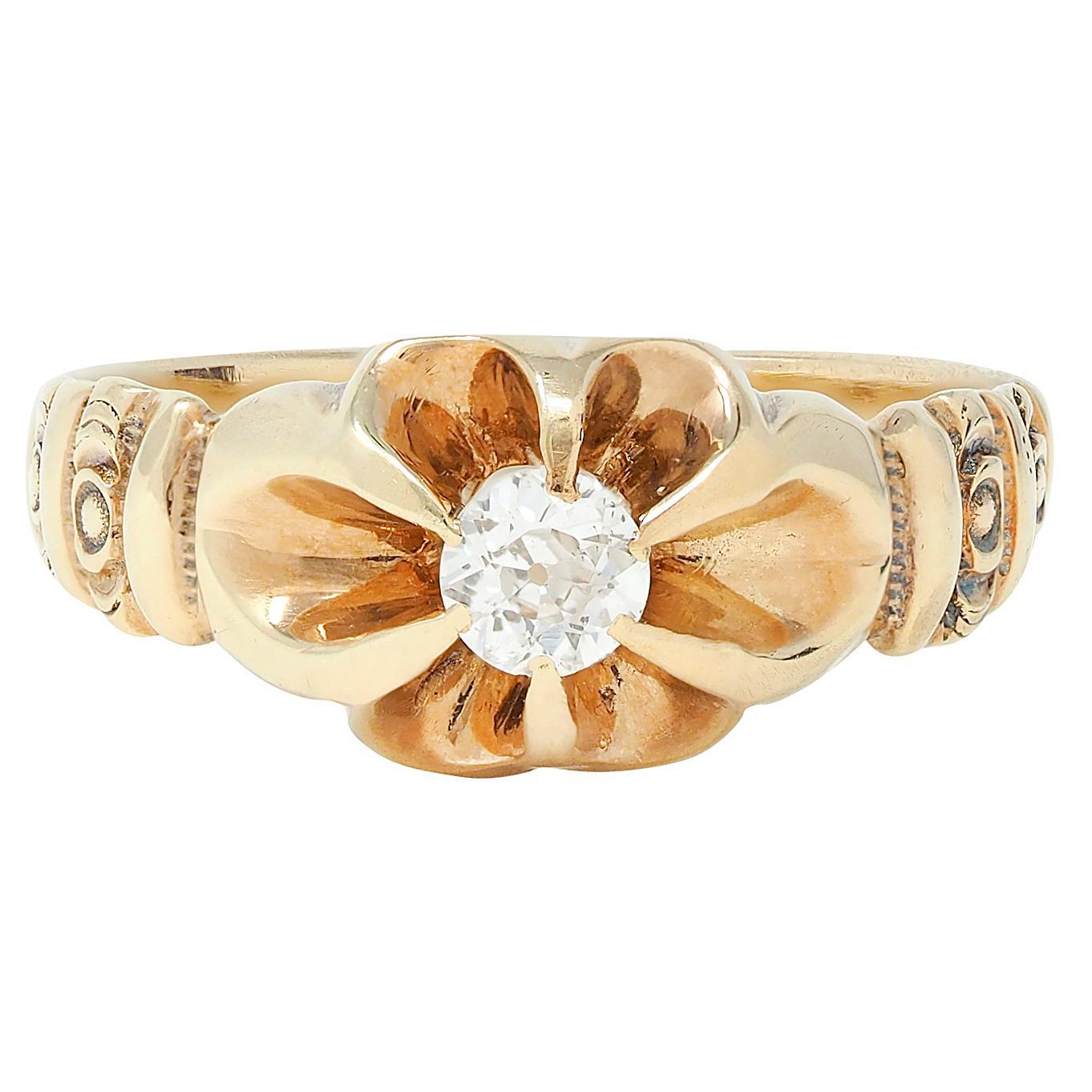 Anello di fidanzamento vittoriano in oro giallo antico Belcher da 0,15 CTW 14 carati in vendita
