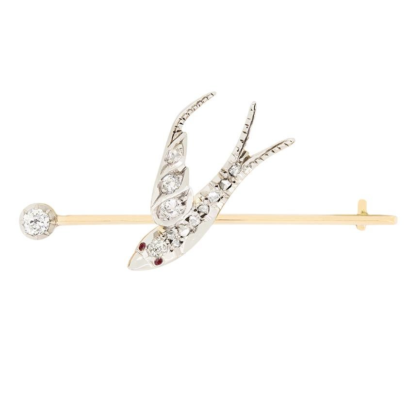 Taglio vecchia miniera Spilla uccello vittoriana con diamante e rubino da 0,25 carati, 1880 ca. in vendita