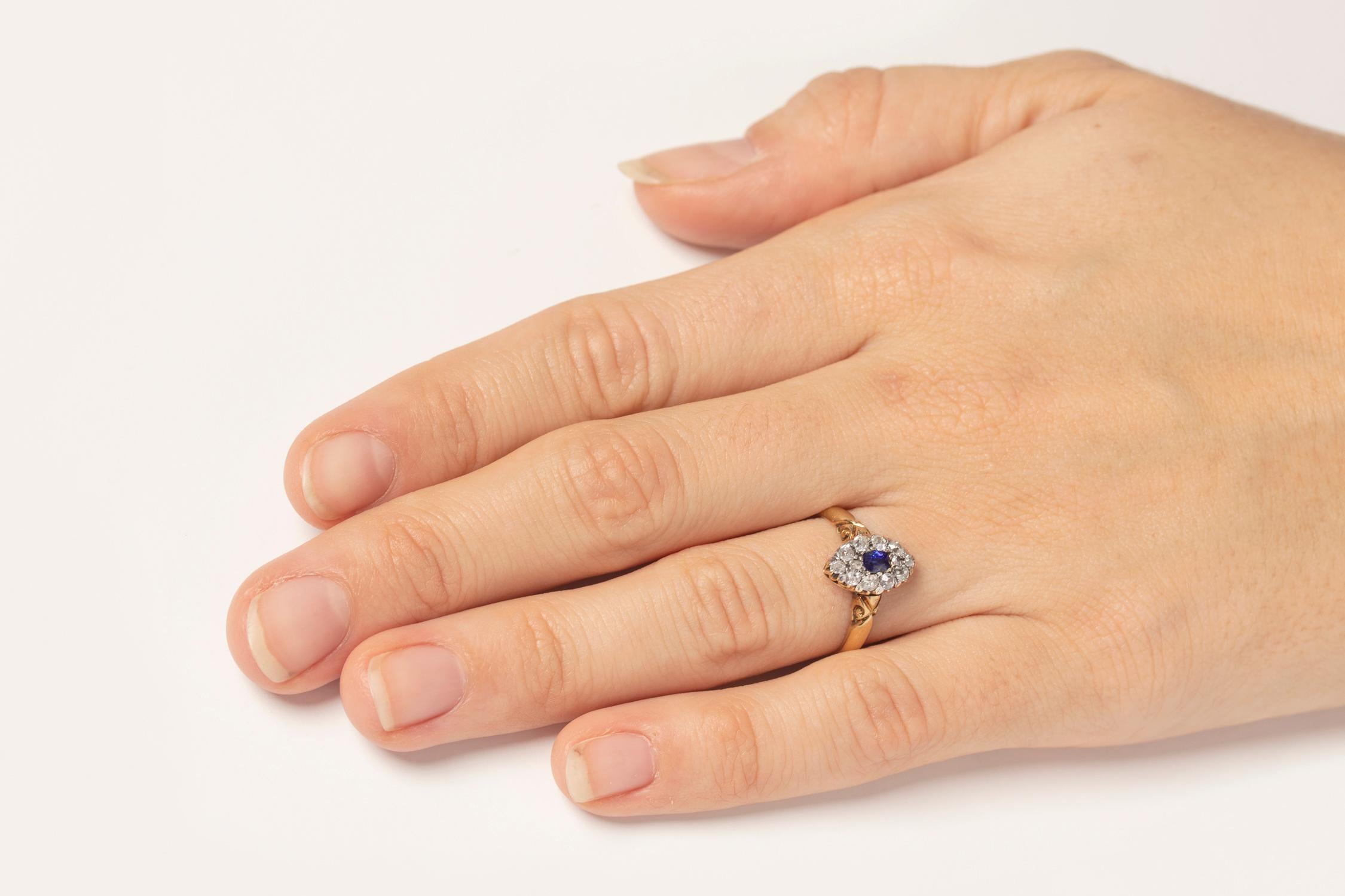 Victorian 0.30 Carat Sapphire and Diamond Ring, circa 1900s For Sale 1