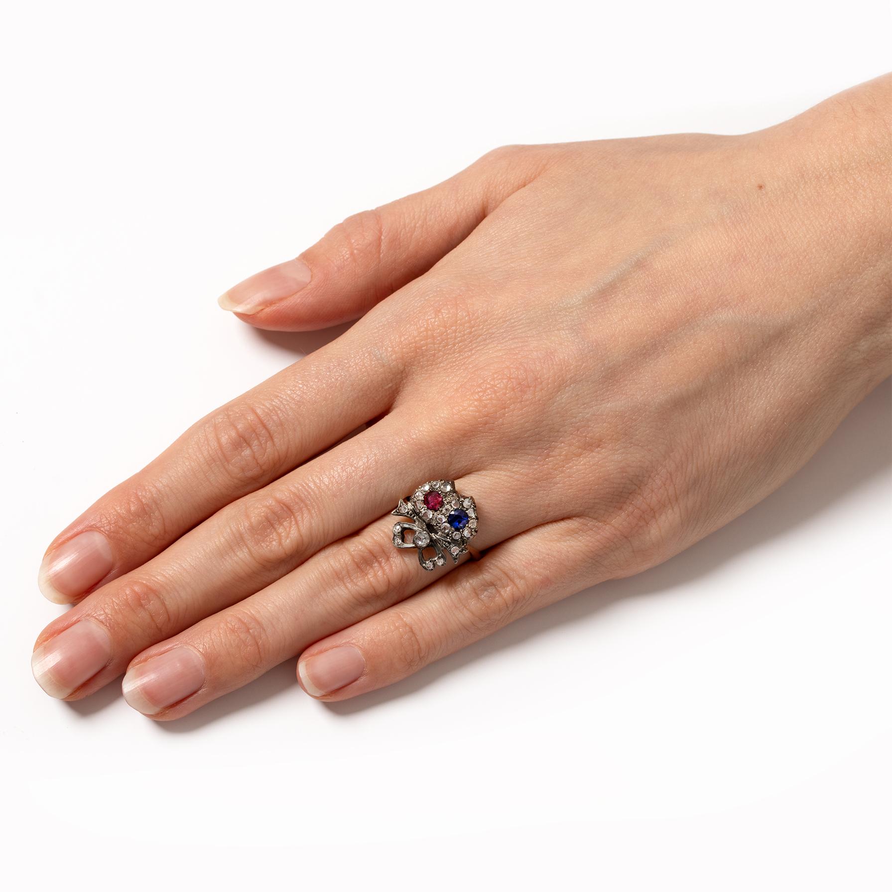 Bague victorienne à double cœur en saphir et rubis 0,35 carat, années 1880 Bon état - En vente à London, GB