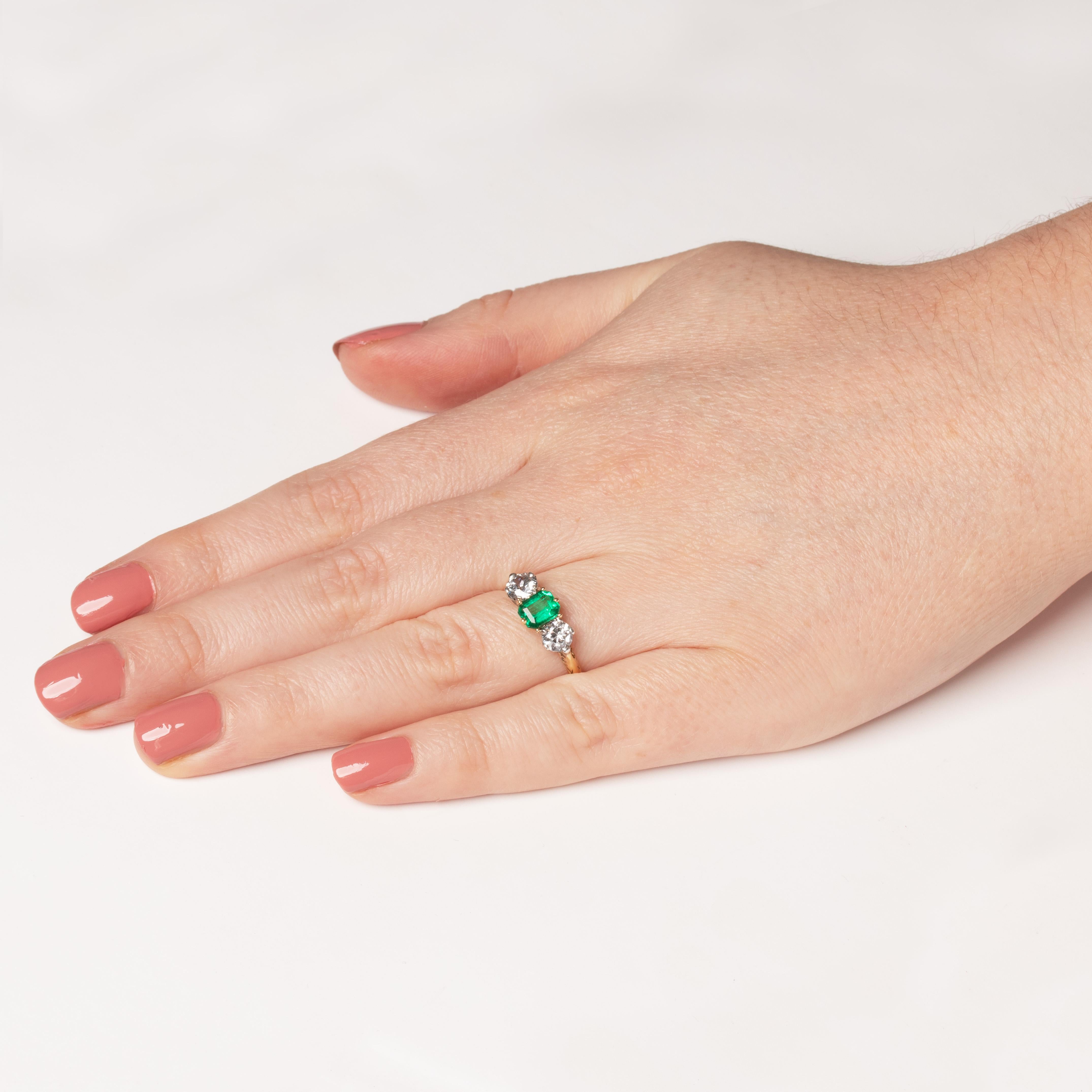 Viktorianischer dreisteiniger Ring mit 0,40 Smaragd und Diamant, um 1900 für Damen oder Herren im Angebot