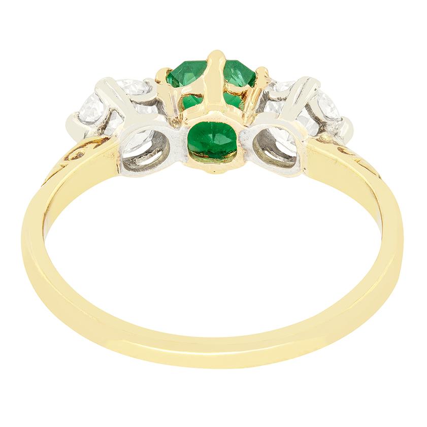 Viktorianischer dreisteiniger Ring mit 0,40 Smaragd und Diamant, um 1900 im Zustand „Gut“ im Angebot in London, GB
