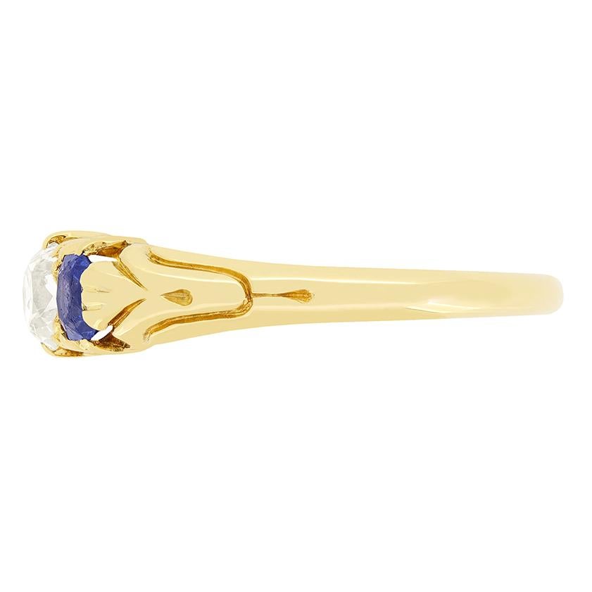 Vittoriano Anello vittoriano a trilogia con diamanti e zaffiri da 0,40 carati, 1880 ca. in vendita
