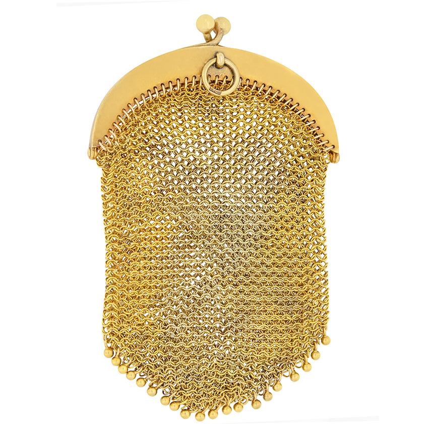Un pezzo davvero raro e unico, questo bellissimo borsellino vittoriano è realizzato in oro giallo a 15 carati.  Nella parte superiore della borsa è esposto un singolo turchese affiancato da un totale di 0,40 carati di diamanti. È stato utilizzato un