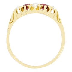 Anillo victoriano con mango tallado de rubíes y diamantes de 0,40 ct, c.1880
