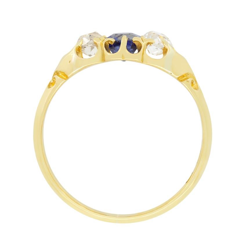 Questo classico anello vittoriano a trilogia presenta uno zaffiro centrale affiancato da diamanti taglio vecchio. La vecchia pietra centrale con taglio a cuscino è una bellissima pietra blu di 0,40 carati. I diamanti che li accompagnano pesano 0,20