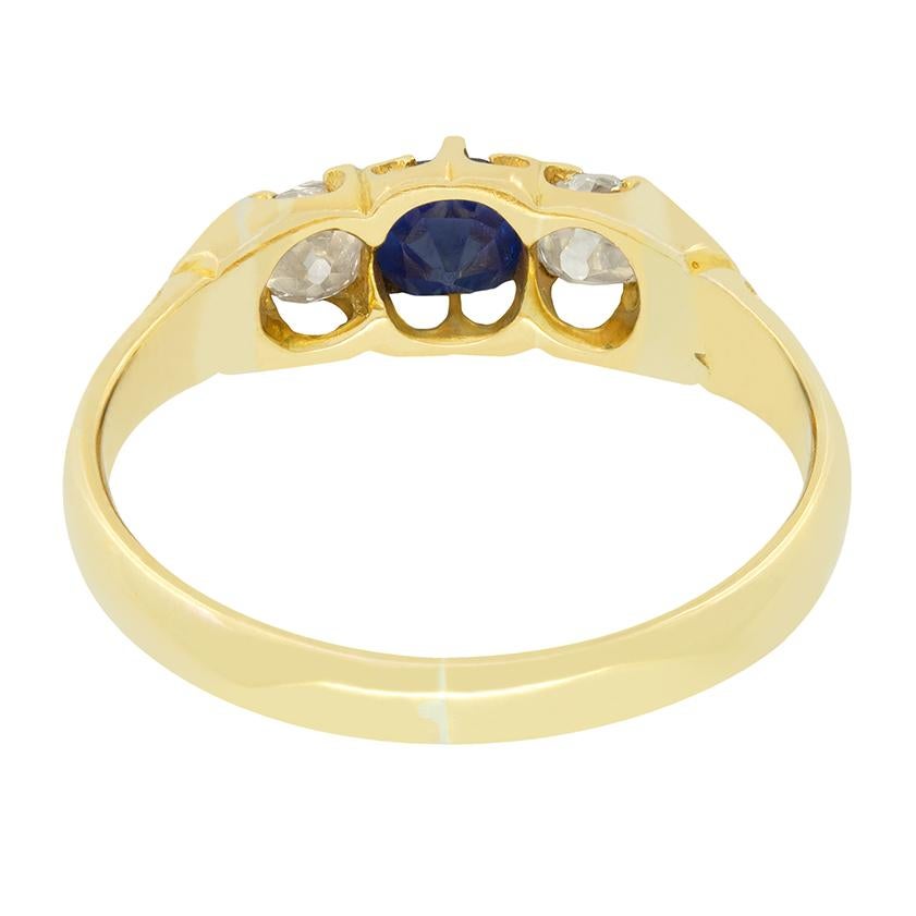 Taglio antico europeo Anello vittoriano a trilogia con zaffiro e diamante da 0,40 carati, 1880 ca. in vendita