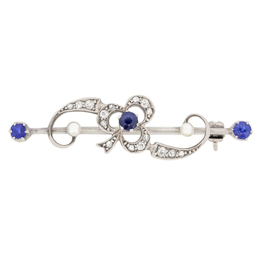 Vittoriano Spilla a trifoglio vittoriana con zaffiro, diamante e perla da 0,40 carati, 1900 ca. in vendita