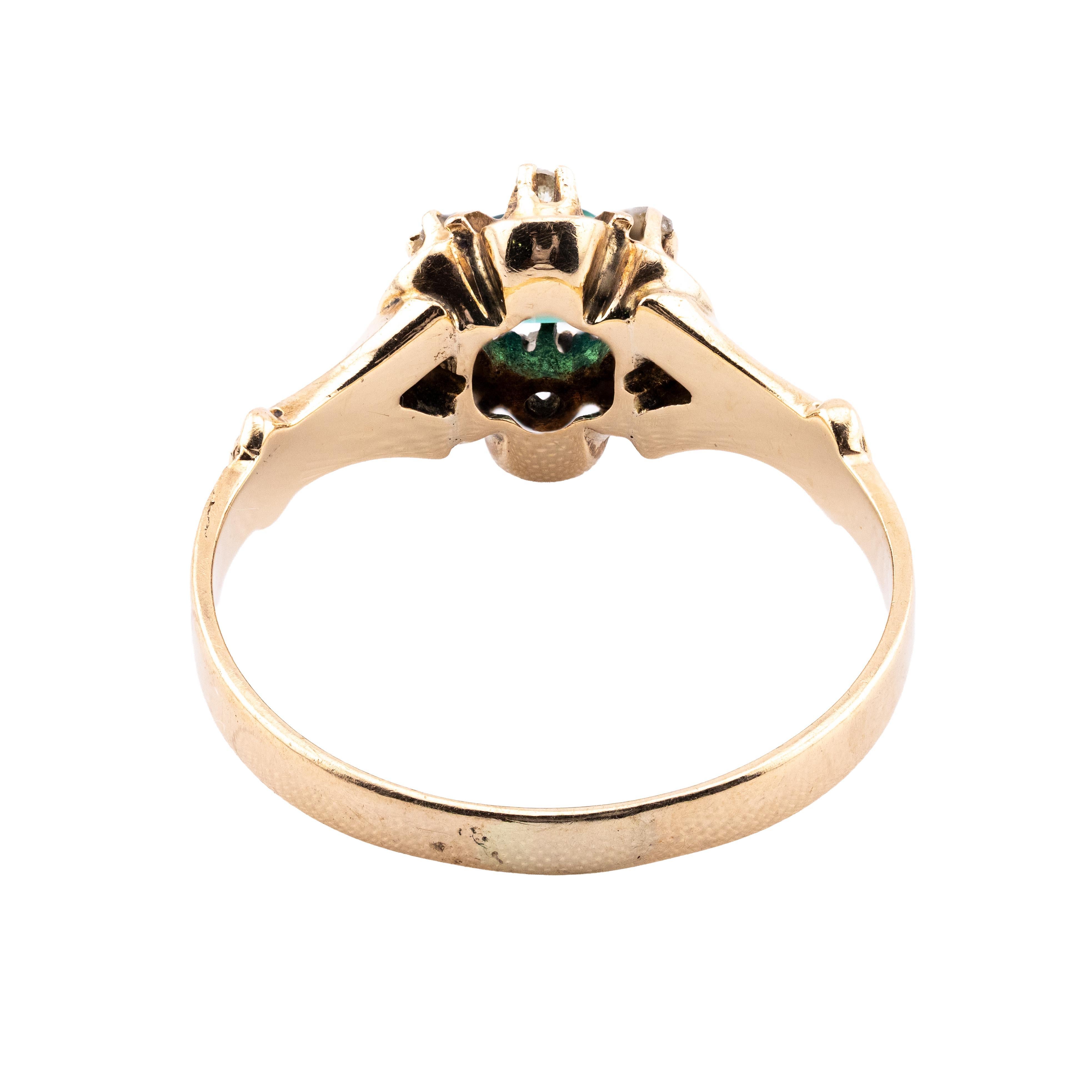 Taille carrée Bague victorienne en or jaune 14K avec halo d'émeraudes et de diamants taillés en rose, 0,46 CTW en vente