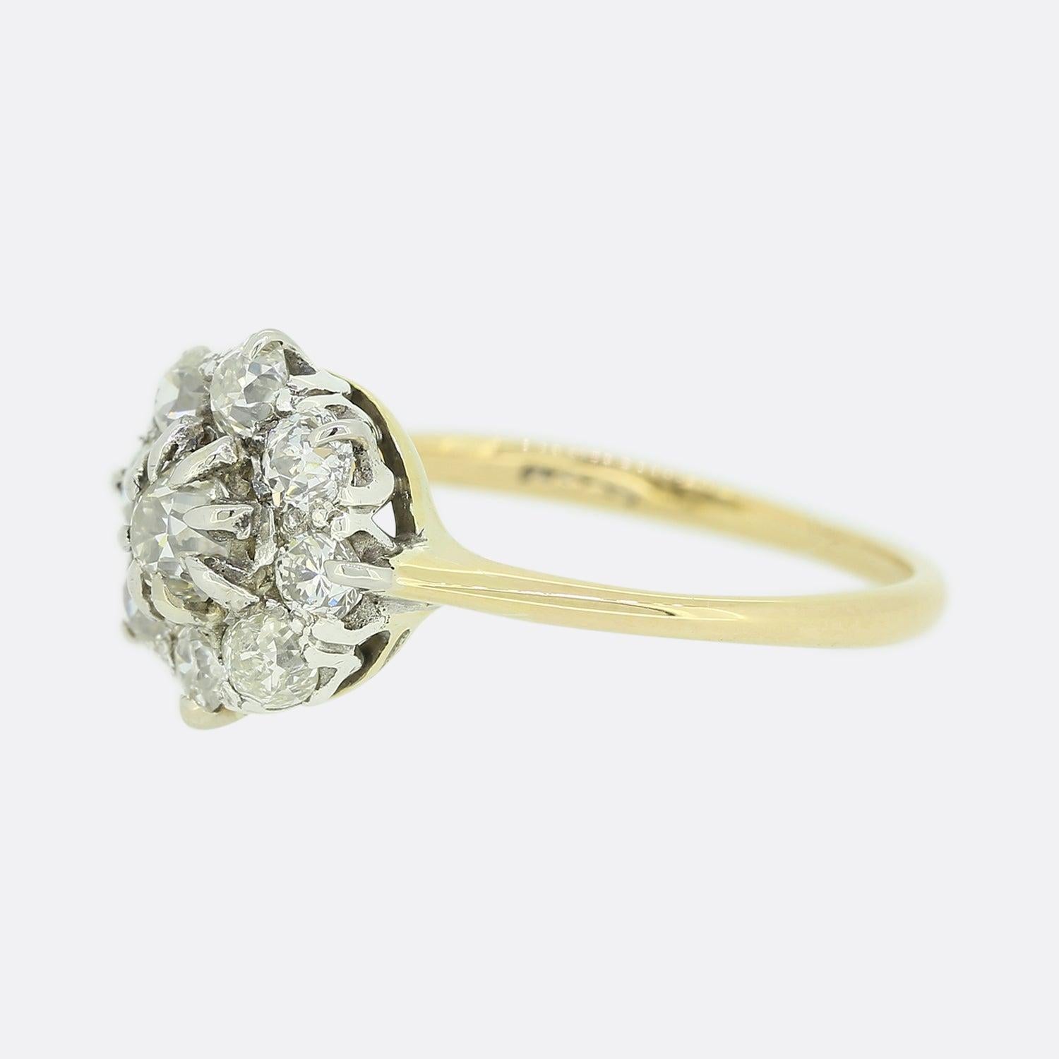 Dies ist ein viktorianischer Diamant-Gänseblümchen-Ring. Der Ring beherbergt eine Gruppe von Diamanten im Altschliff, die einen etwas größeren Diamanten im Altschliff in der Mitte umkreisen. Jeder Diamant ist in Krallen gefasst und wurde in 18 Karat