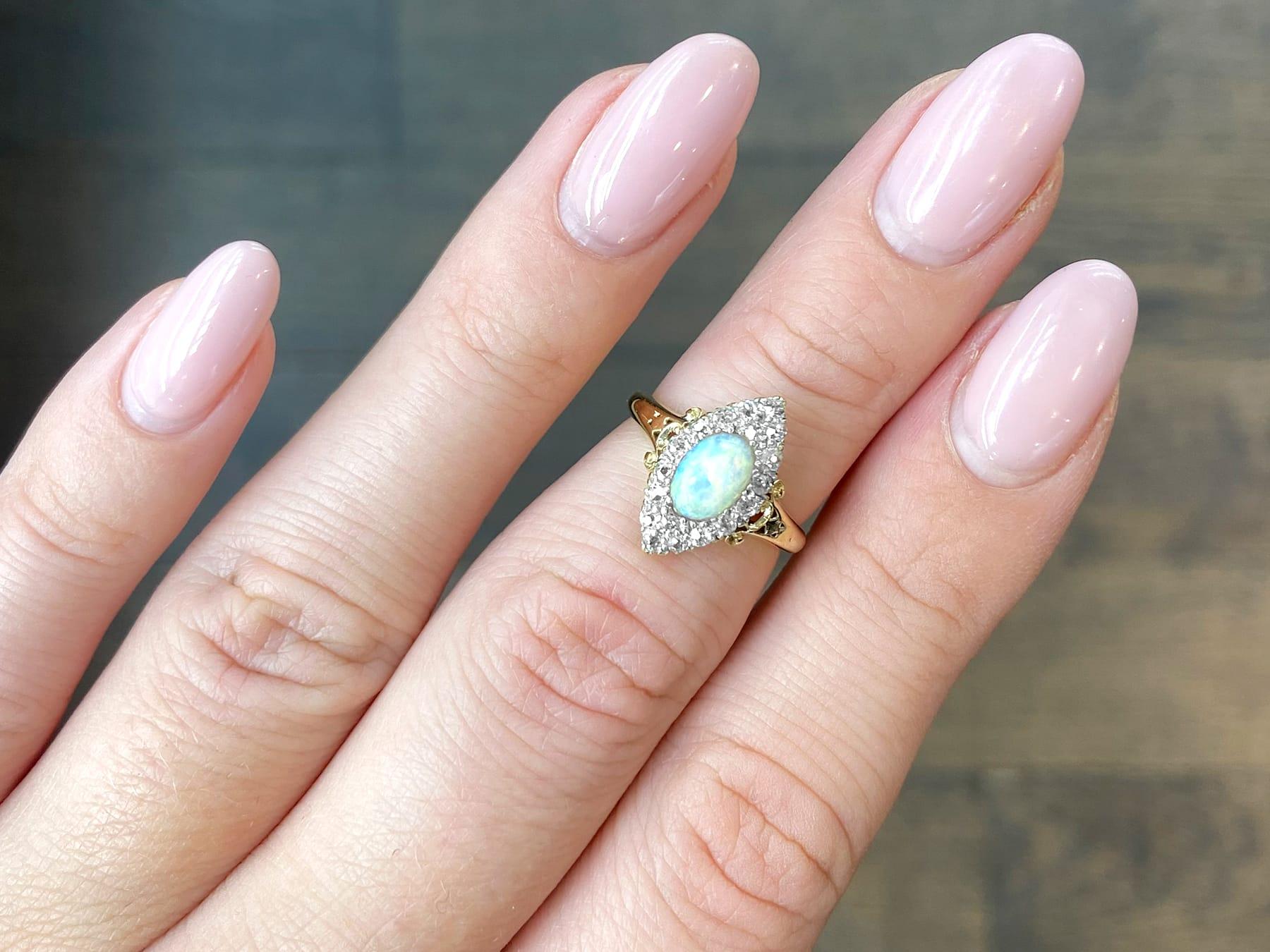 Taille cabochon Bague victorienne en or jaune 18 carats avec opale de 0,50 carat et diamants de 0,33 carat en vente